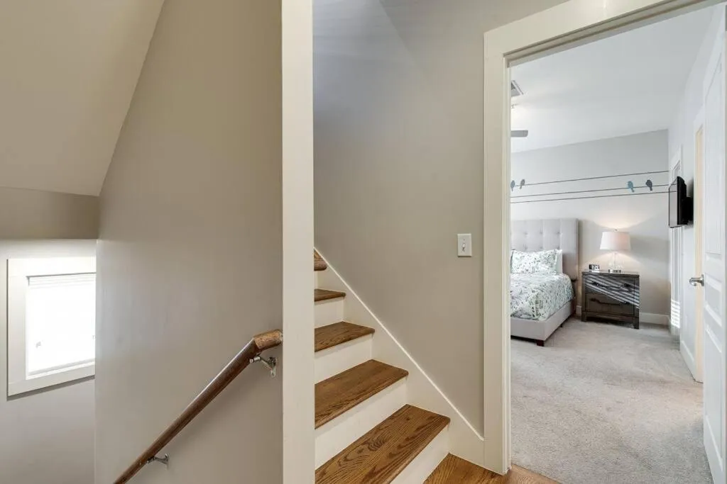 Bedroom, Bed in The Celebrity - Free Parking, Central, Vanderbilt