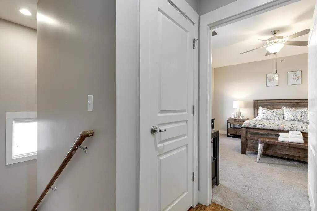 Bed in The Celebrity - Free Parking, Central, Vanderbilt