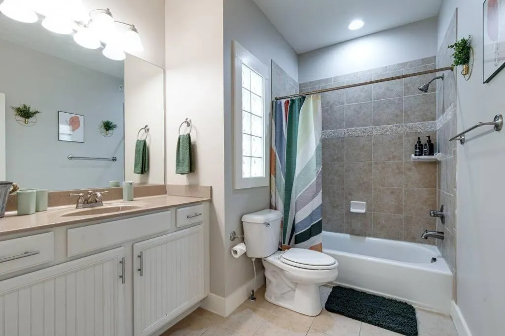 Shower in The Celebrity - Free Parking, Central, Vanderbilt