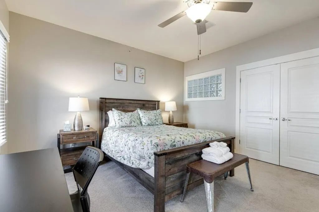 Bed in The Celebrity - Free Parking, Central, Vanderbilt