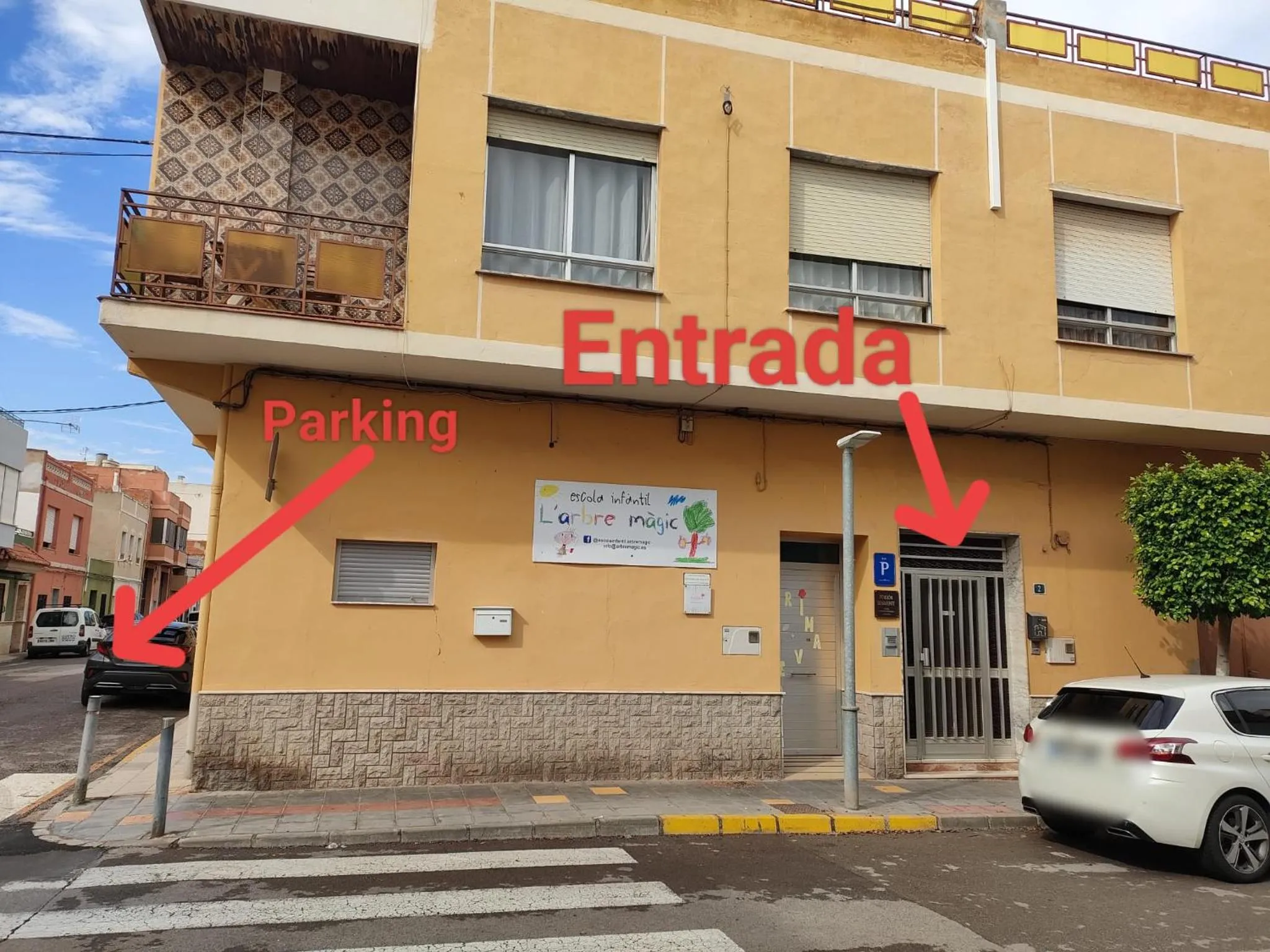 Facade/entrance in Pensión Benavente AP-7 3min coche Playa 5 min Self check-in 24h