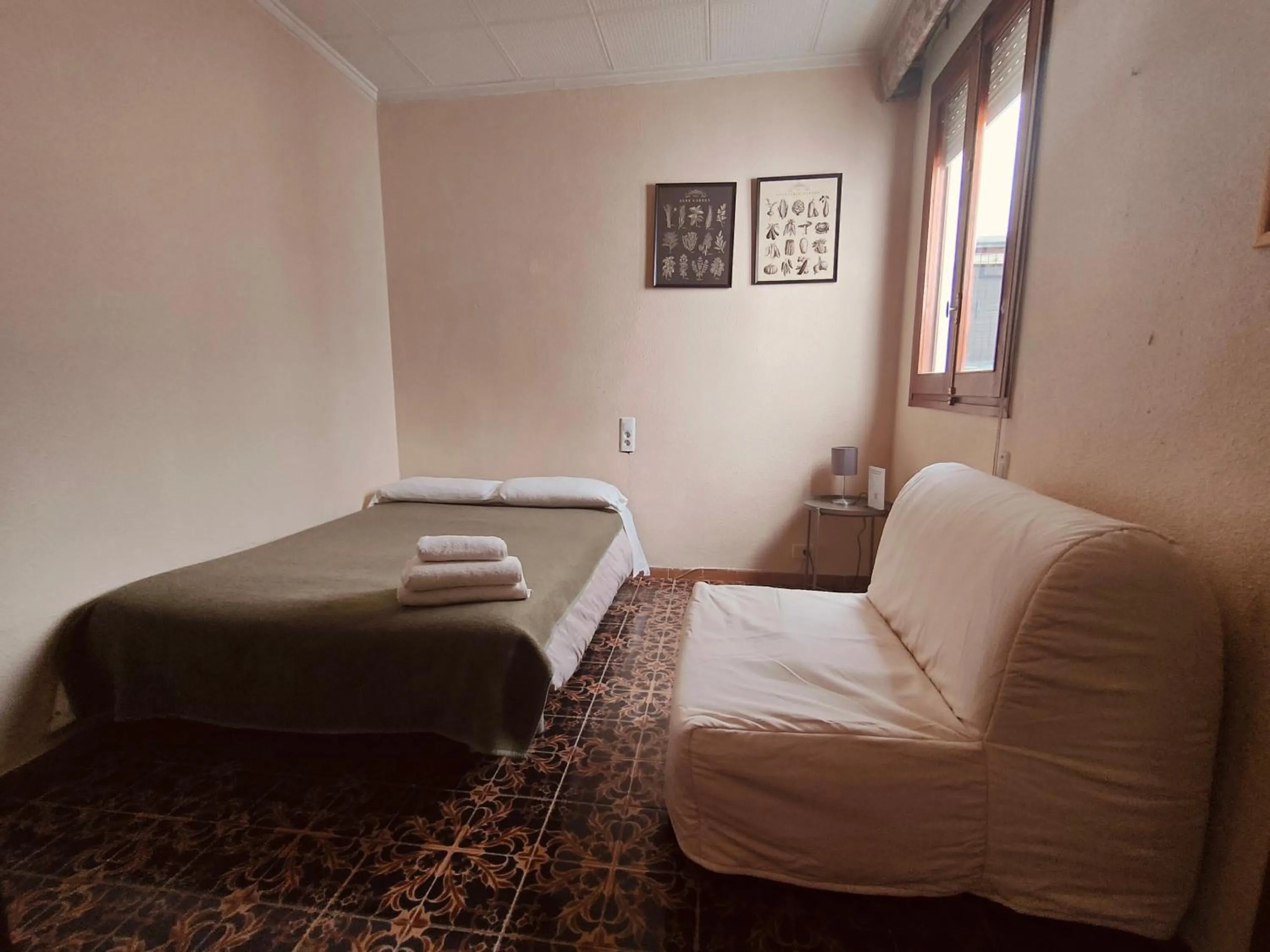 Photo of the whole room, Bed in Pensión Benavente AP-7 3min coche Playa 5 min Self check-in 24h