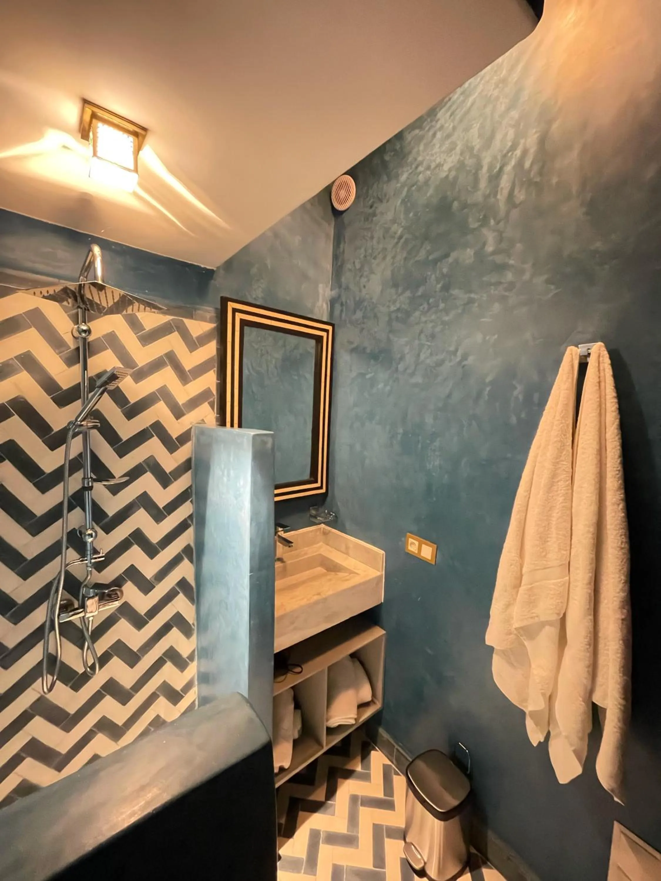 Bathroom, Bed in RIAD MARRAKECH DOORS