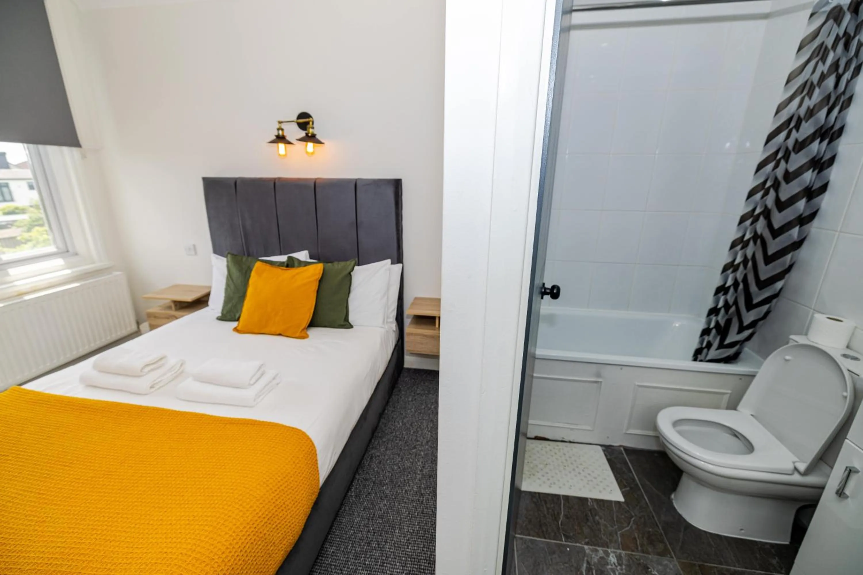 Toilet, Bed in Woodford Hotel