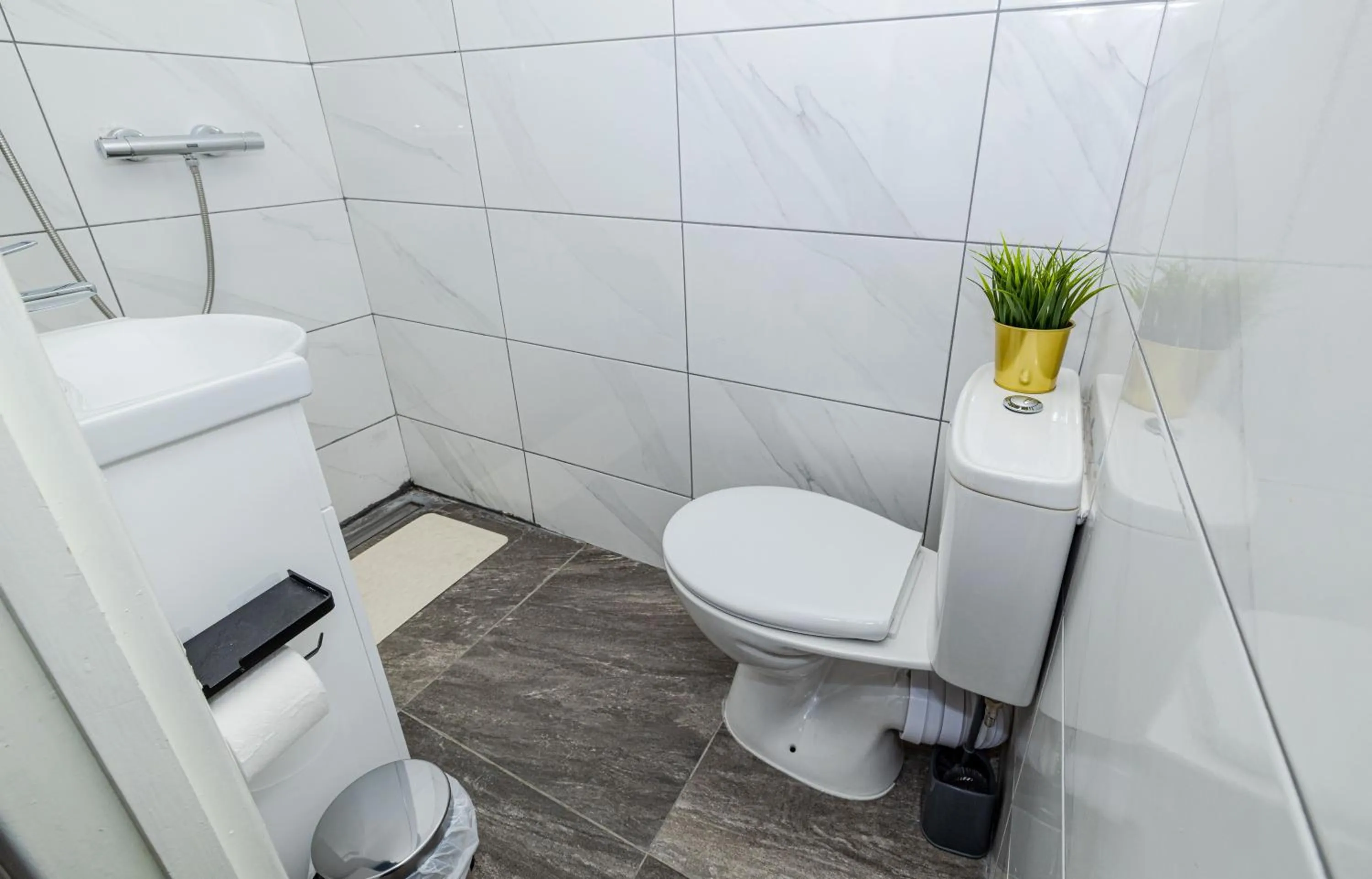 Shower in Woodford Hotel