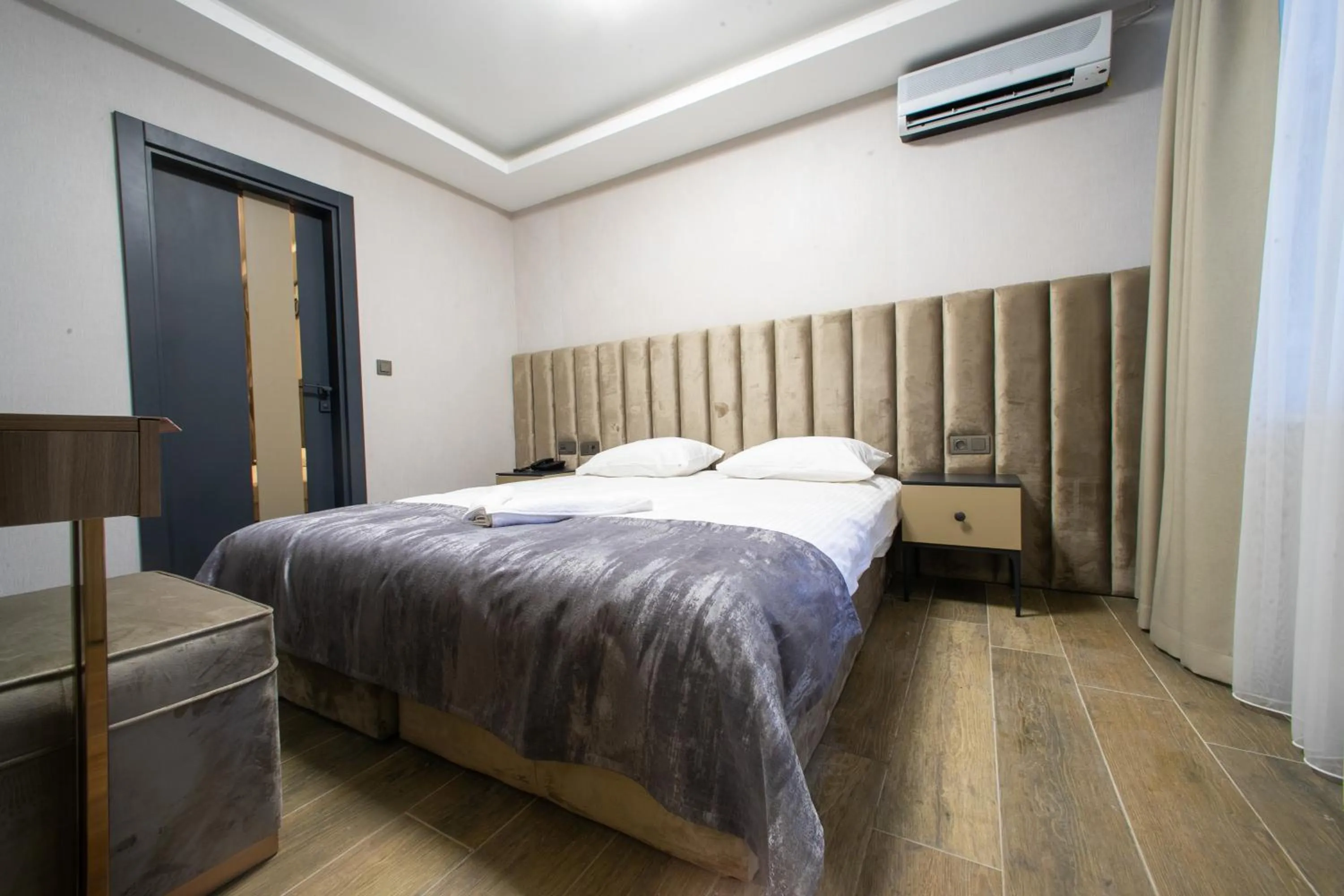 Bedroom in MAD INN HOTEL & SPA