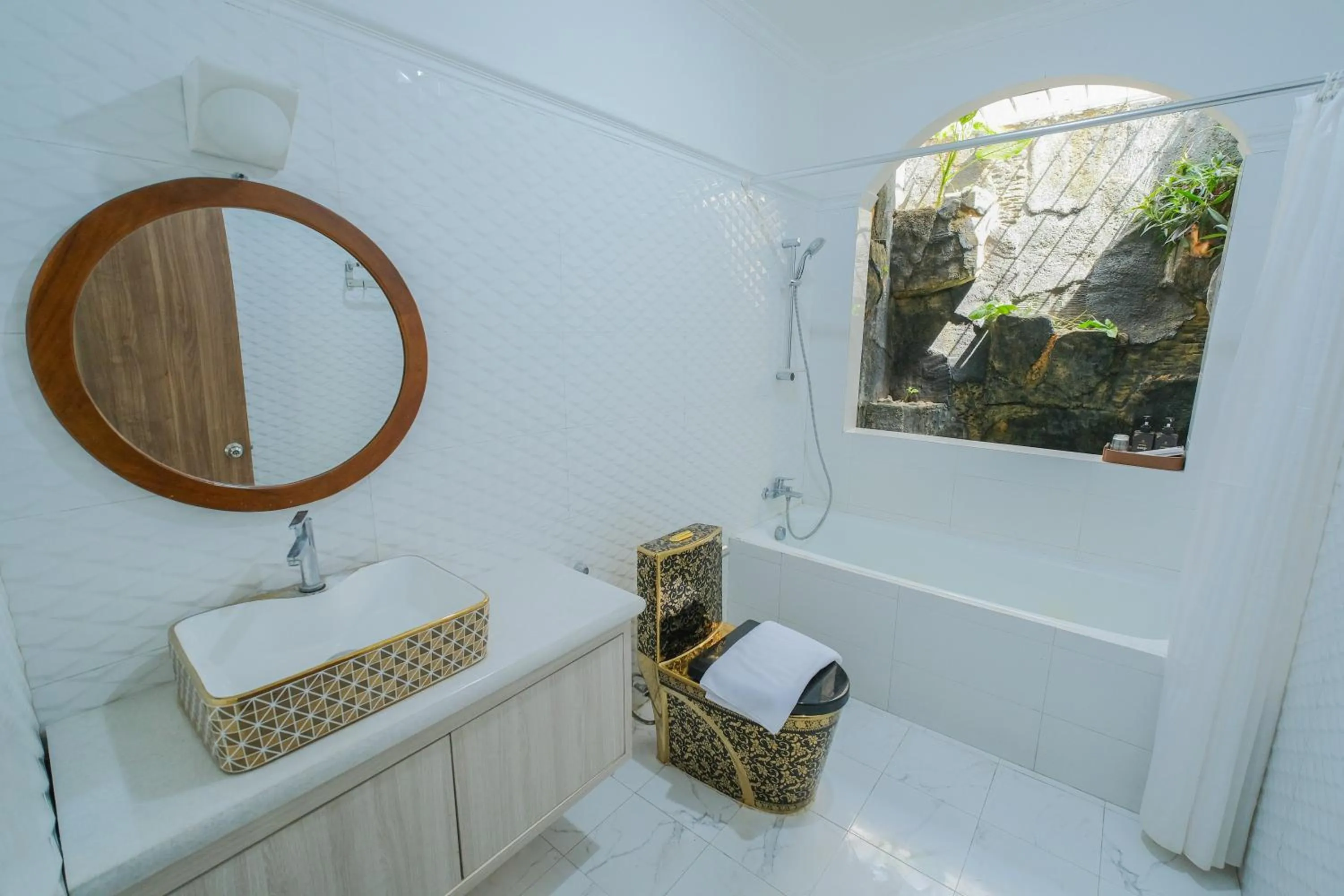 Toilet in Royal Brongto Hotel