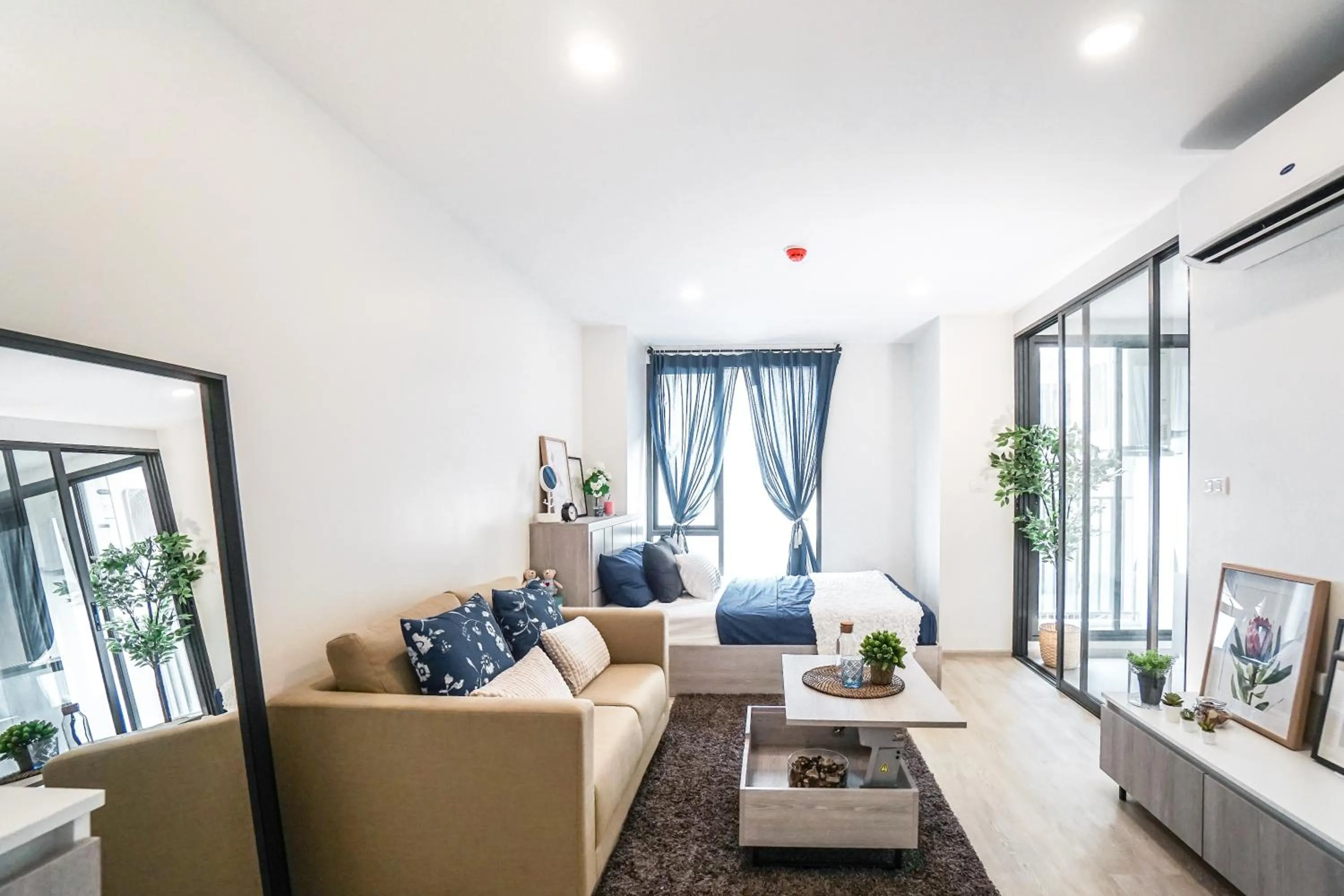 Bedroom in I'm Chinatown Residence