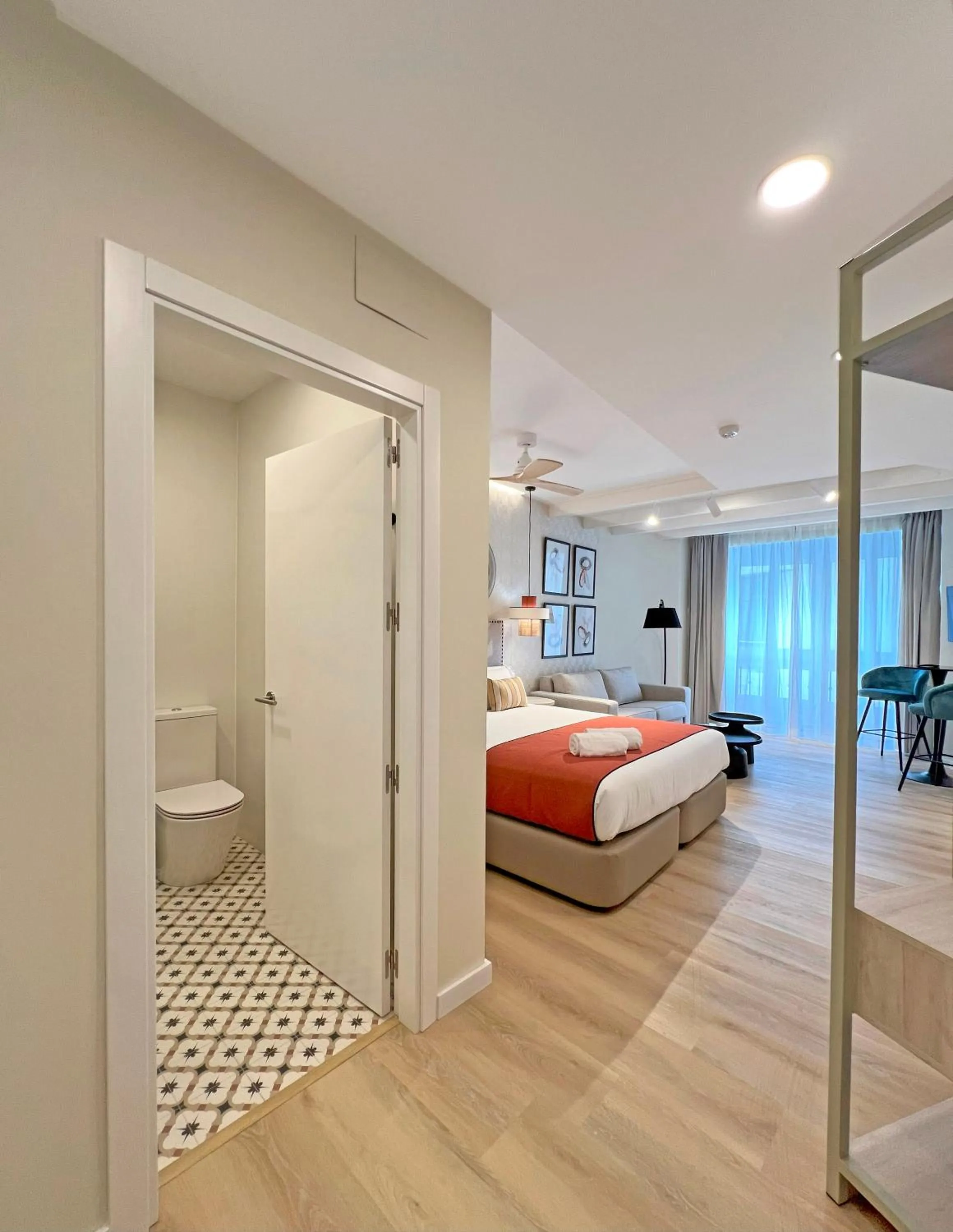 Bathroom, Bed in Apartamentos Soho Boutique Palillero