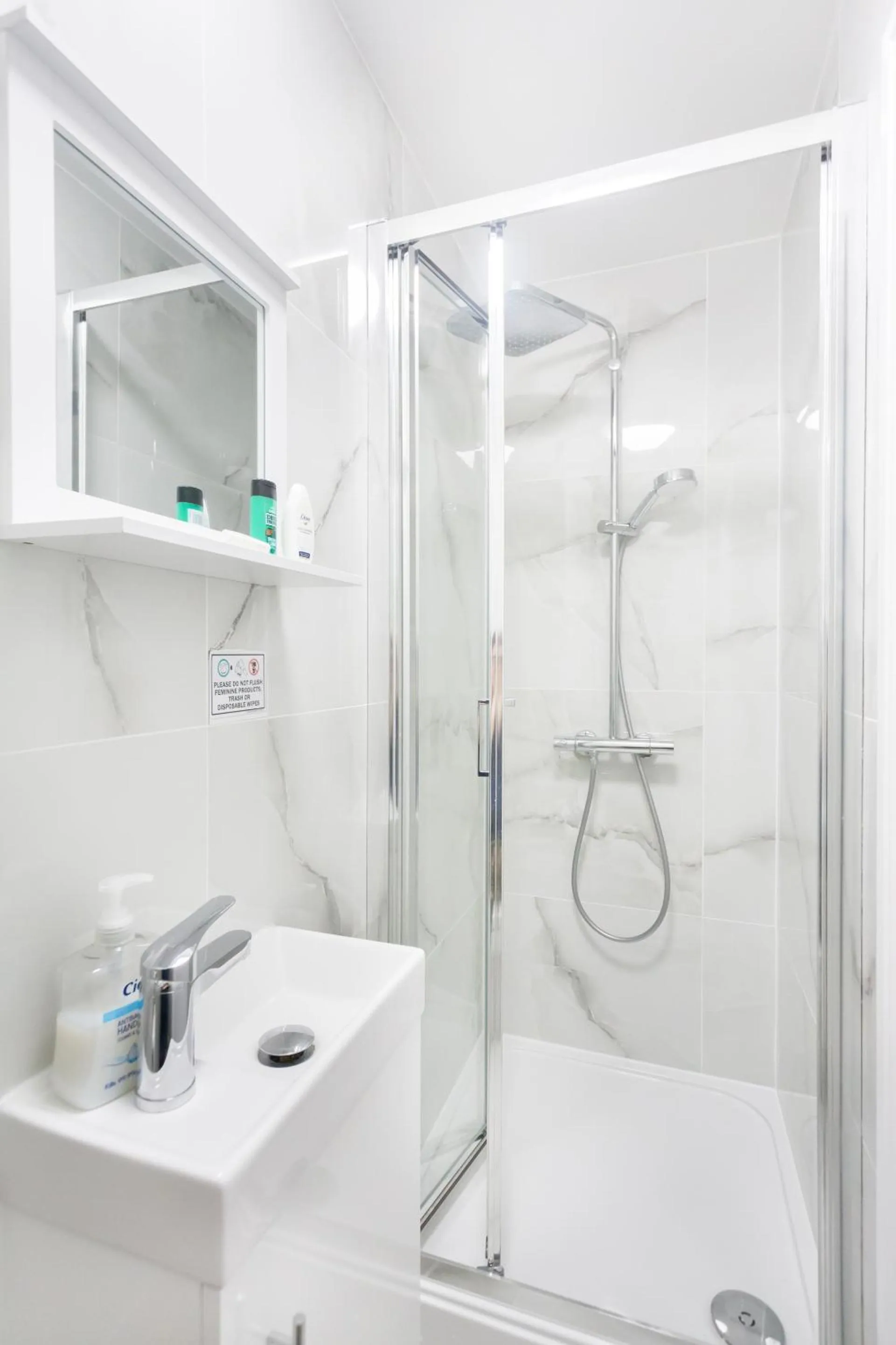 Bathroom in Studio9 Rooms - Next to Emirates Stadium - Budget Rooms with Shared Bathroom