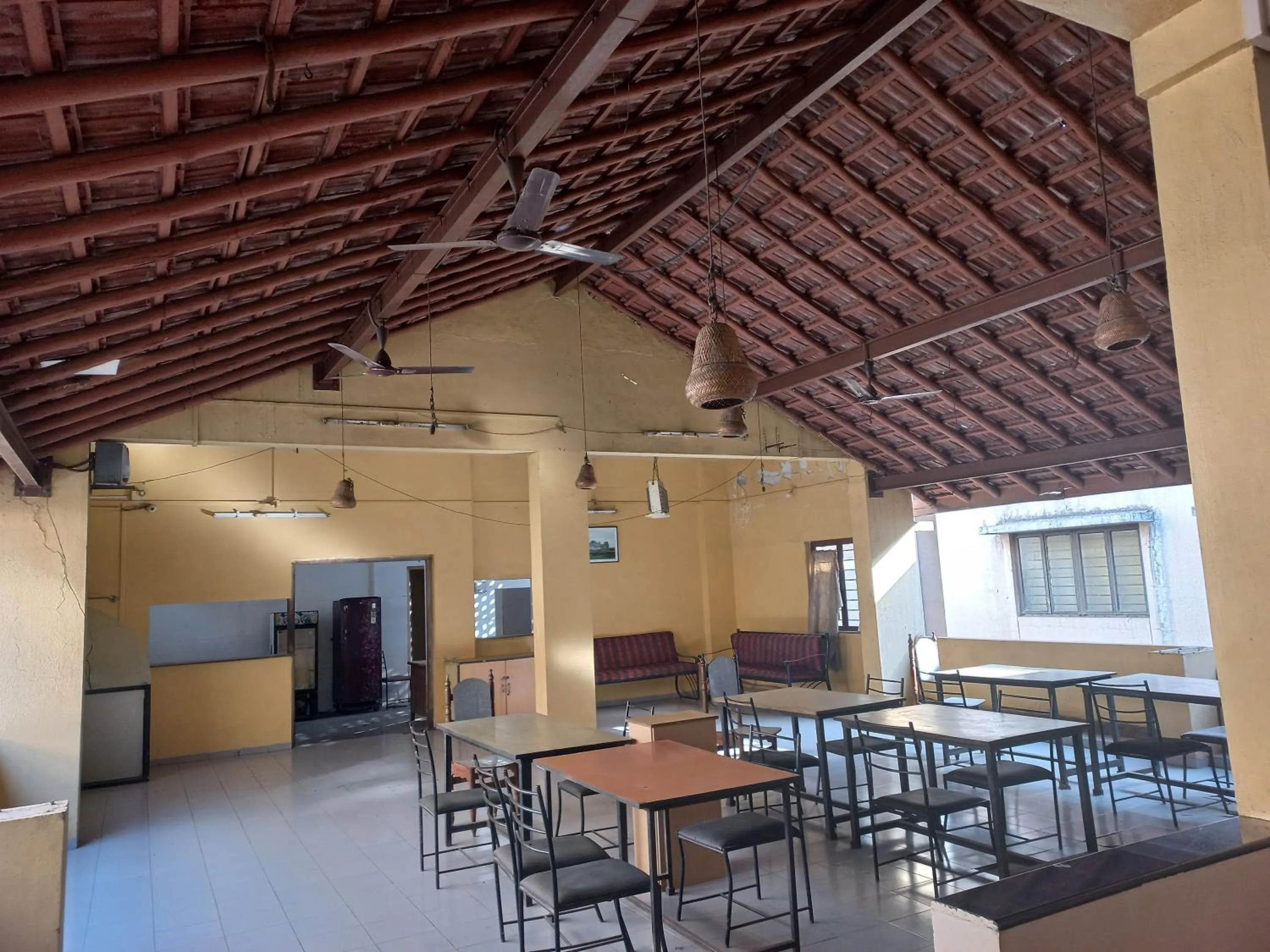 Restaurant/places to eat in Hotel Yatrik