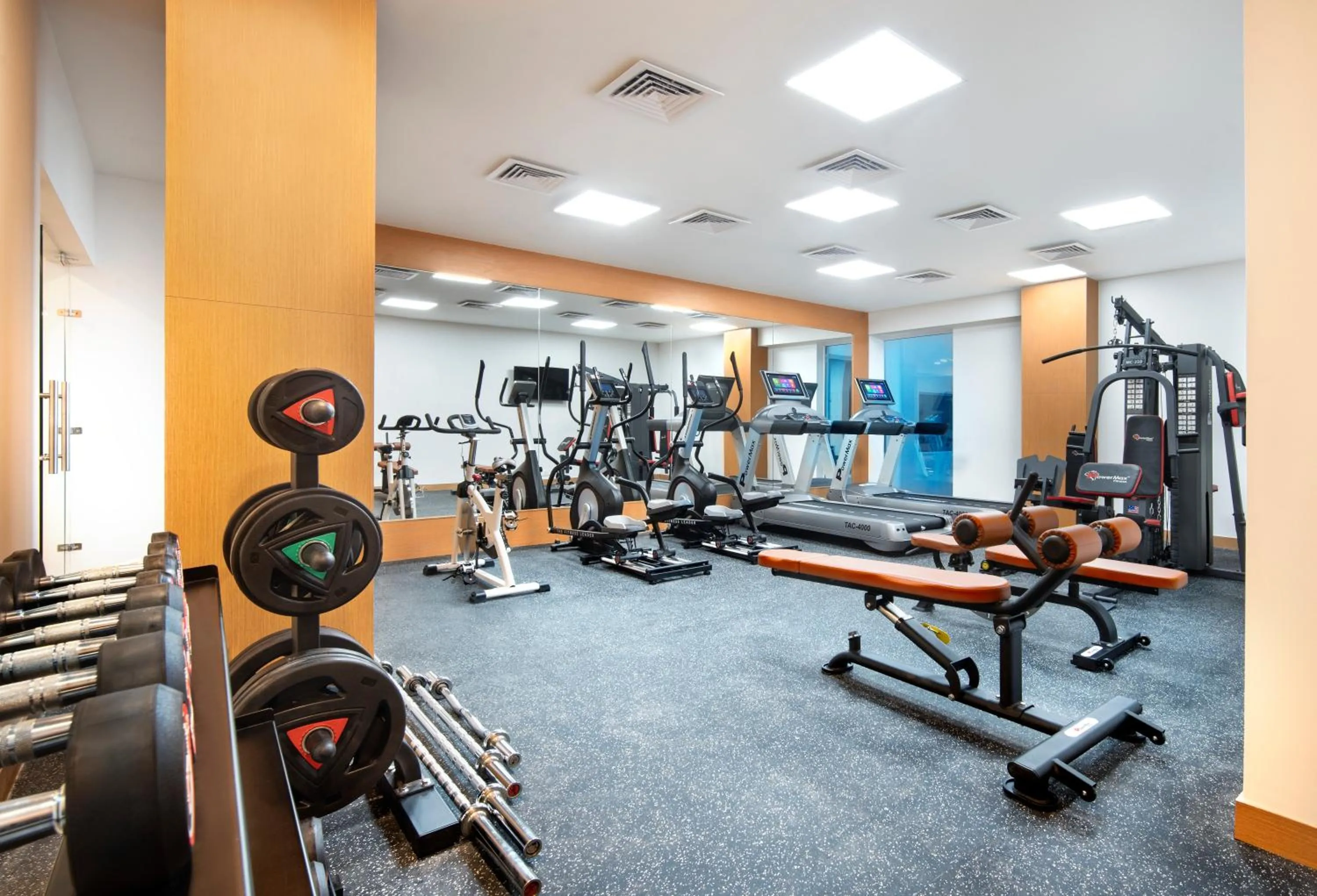 Fitness centre/facilities in ExpoInn Suites and Convention