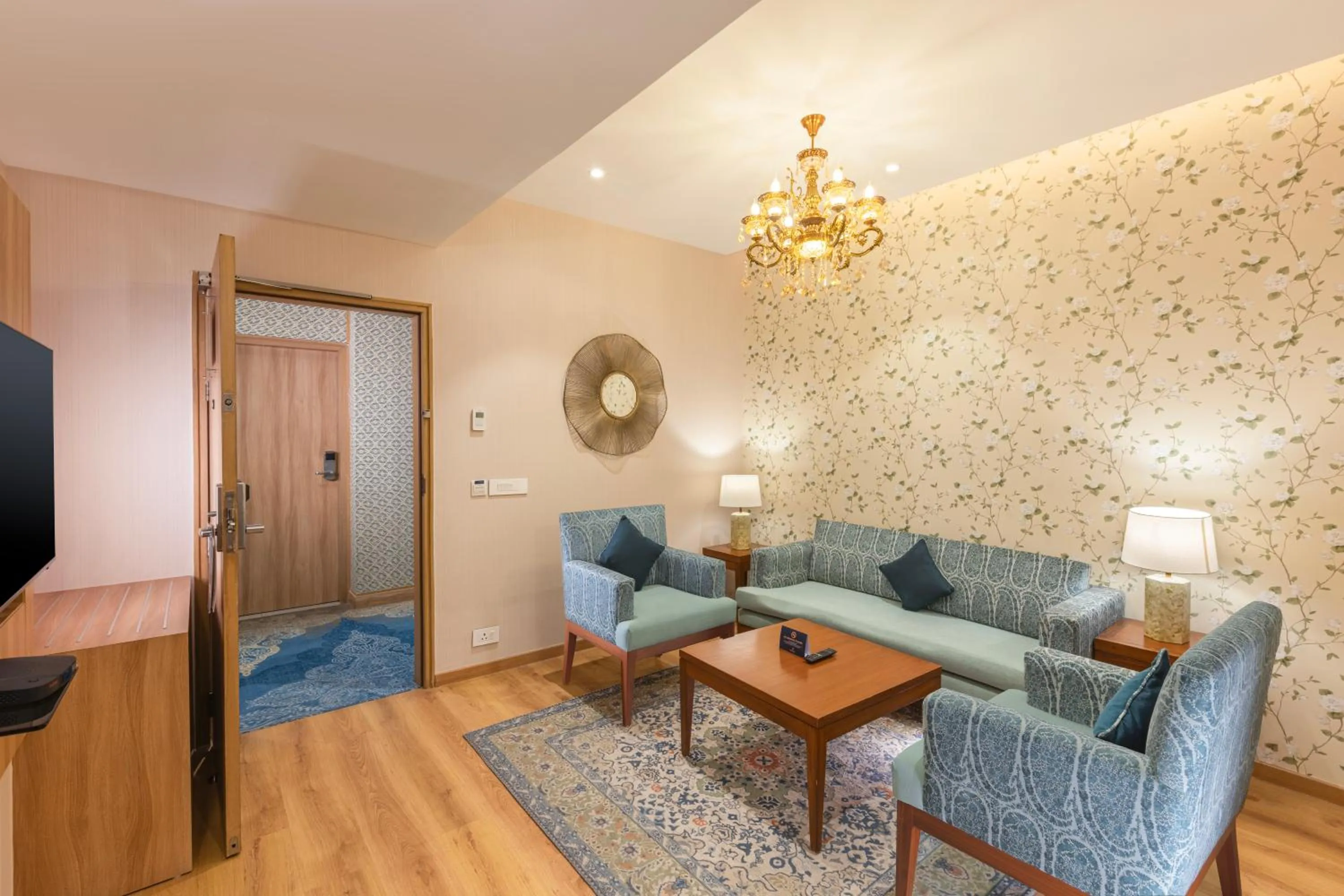 Living room in ExpoInn Suites and Convention