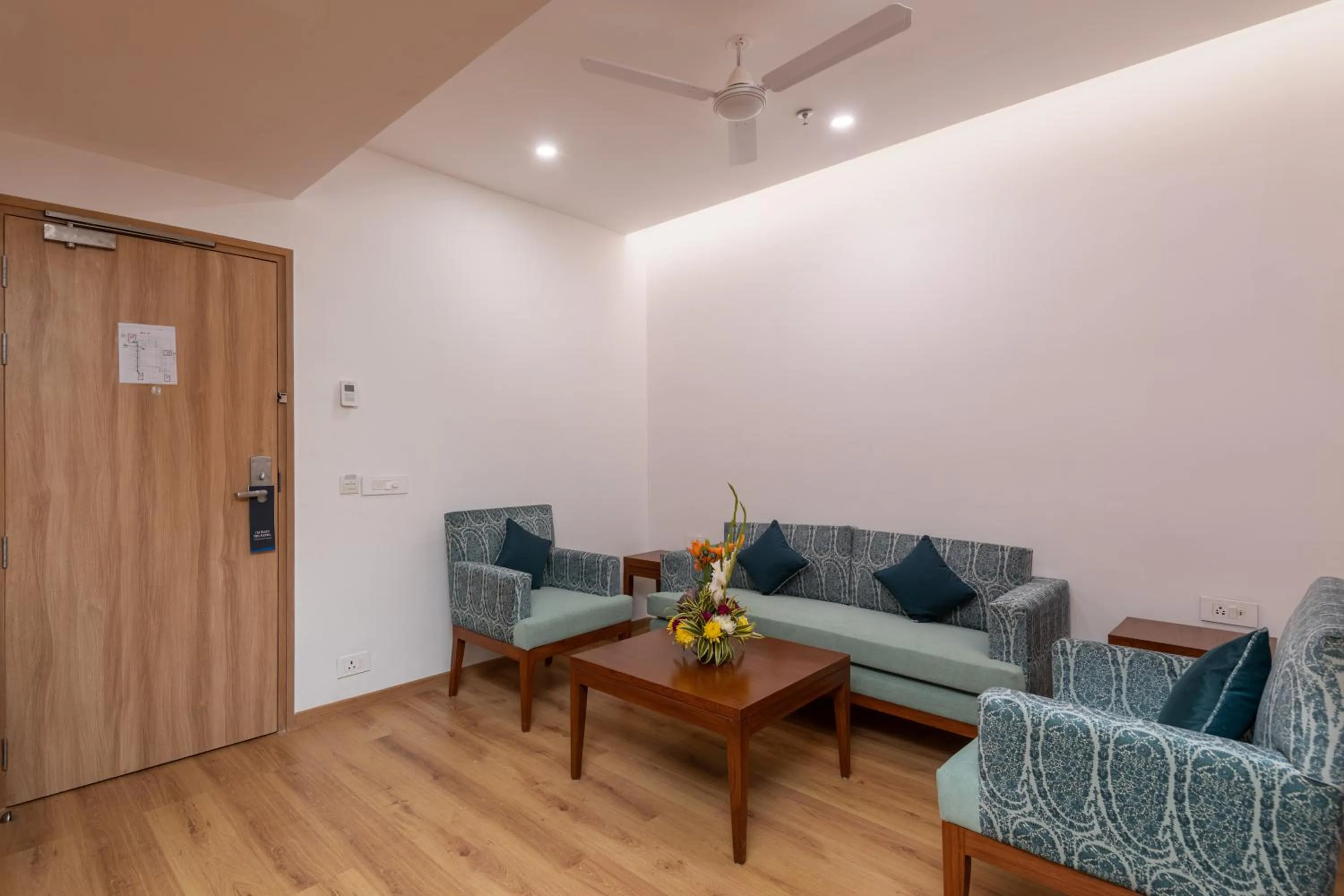 Living room in ExpoInn Suites and Convention