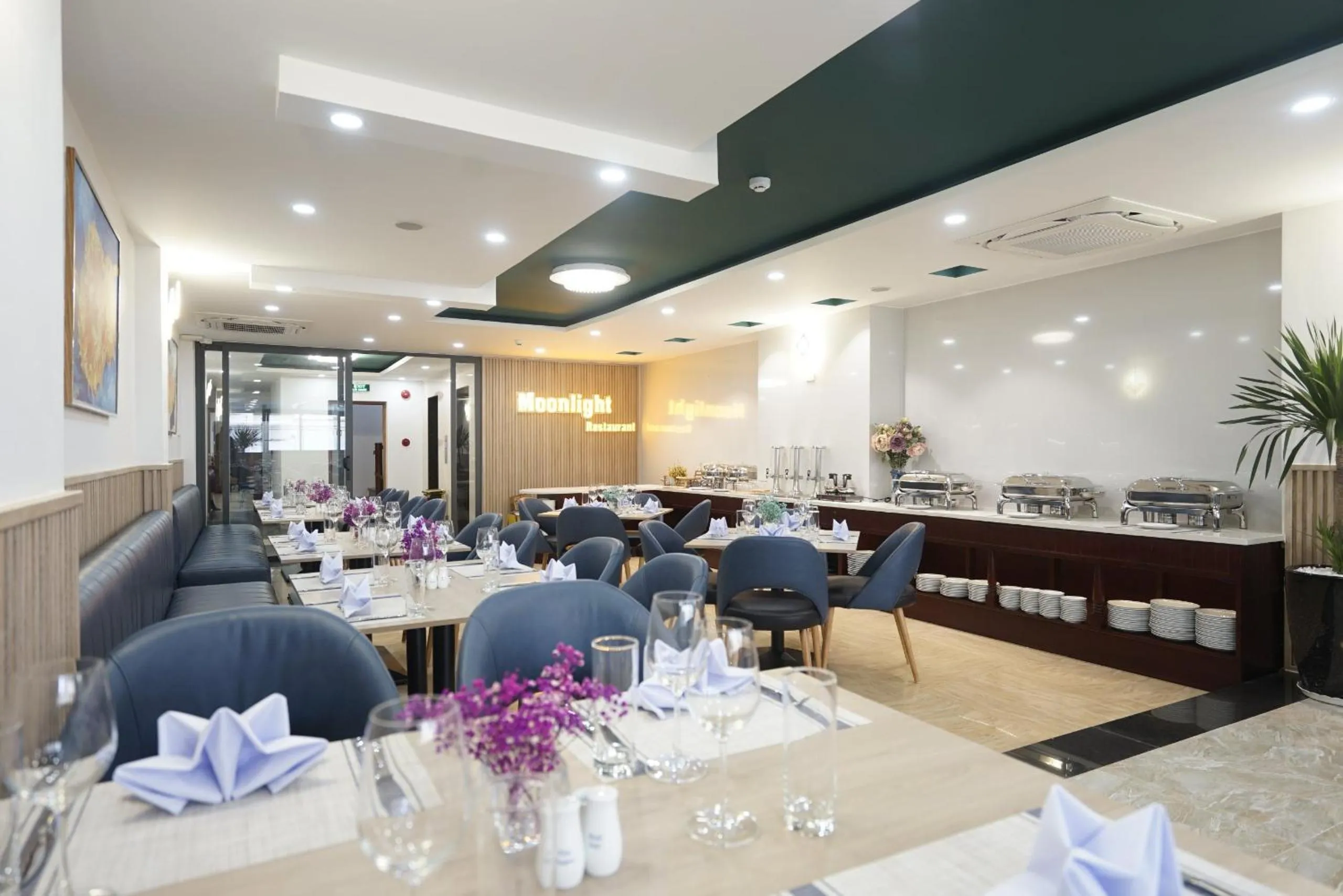 Restaurant/places to eat in Moonlight Nha Trang Hotel