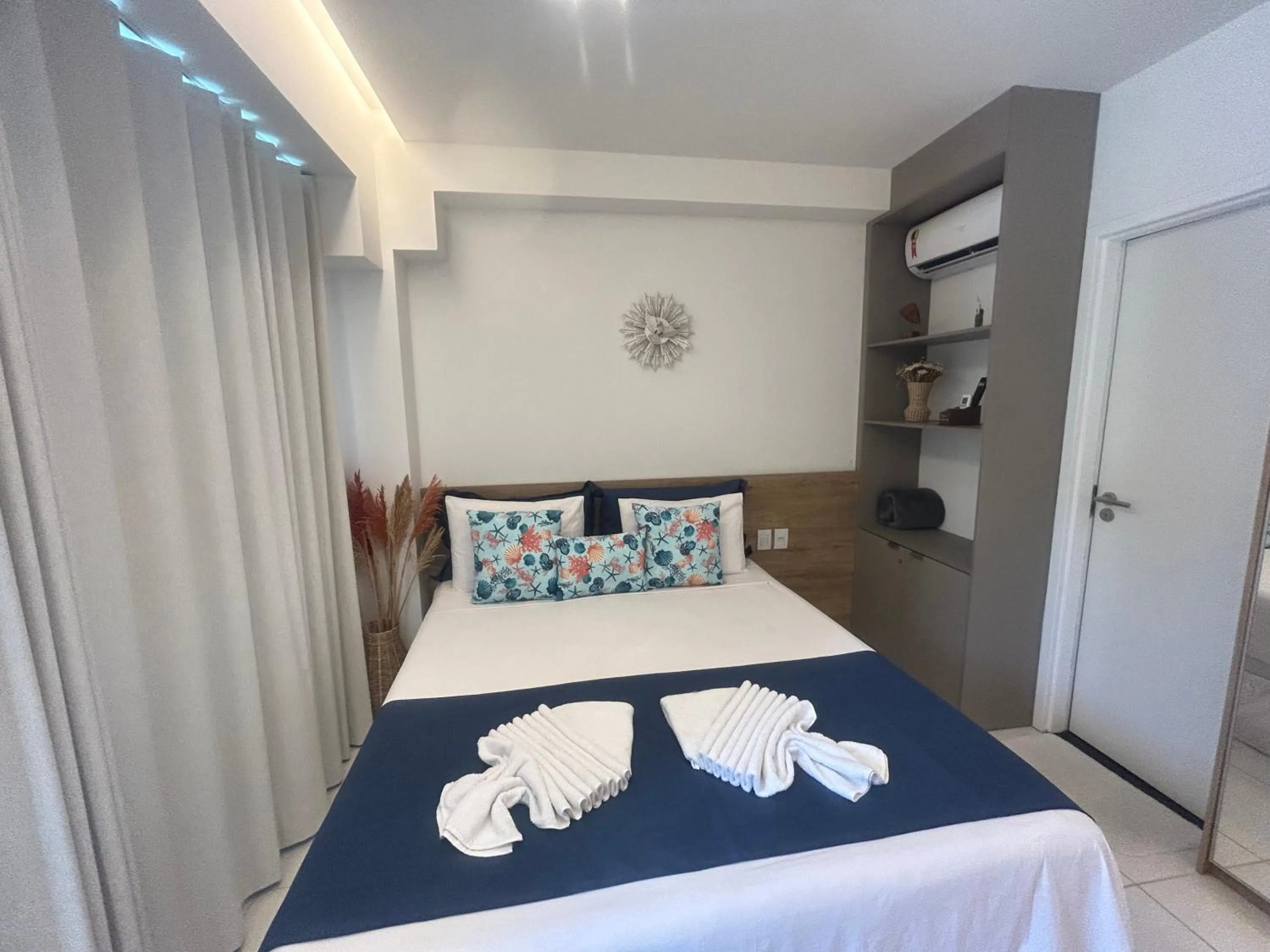 Bedroom, Bed in Porto Beach Resort - Mana Beach Experience