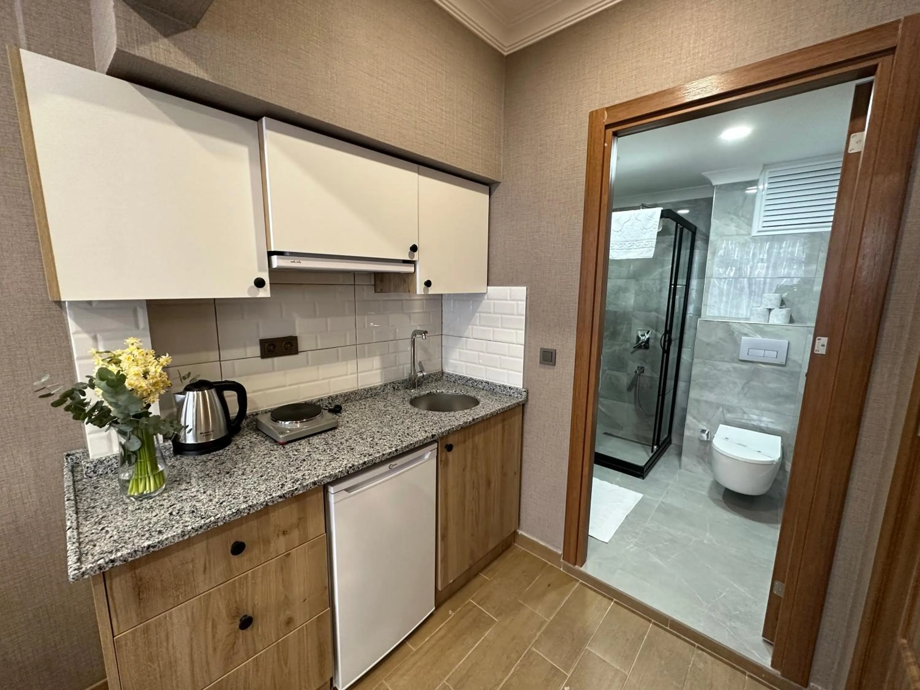 Bathroom in H&L Suites