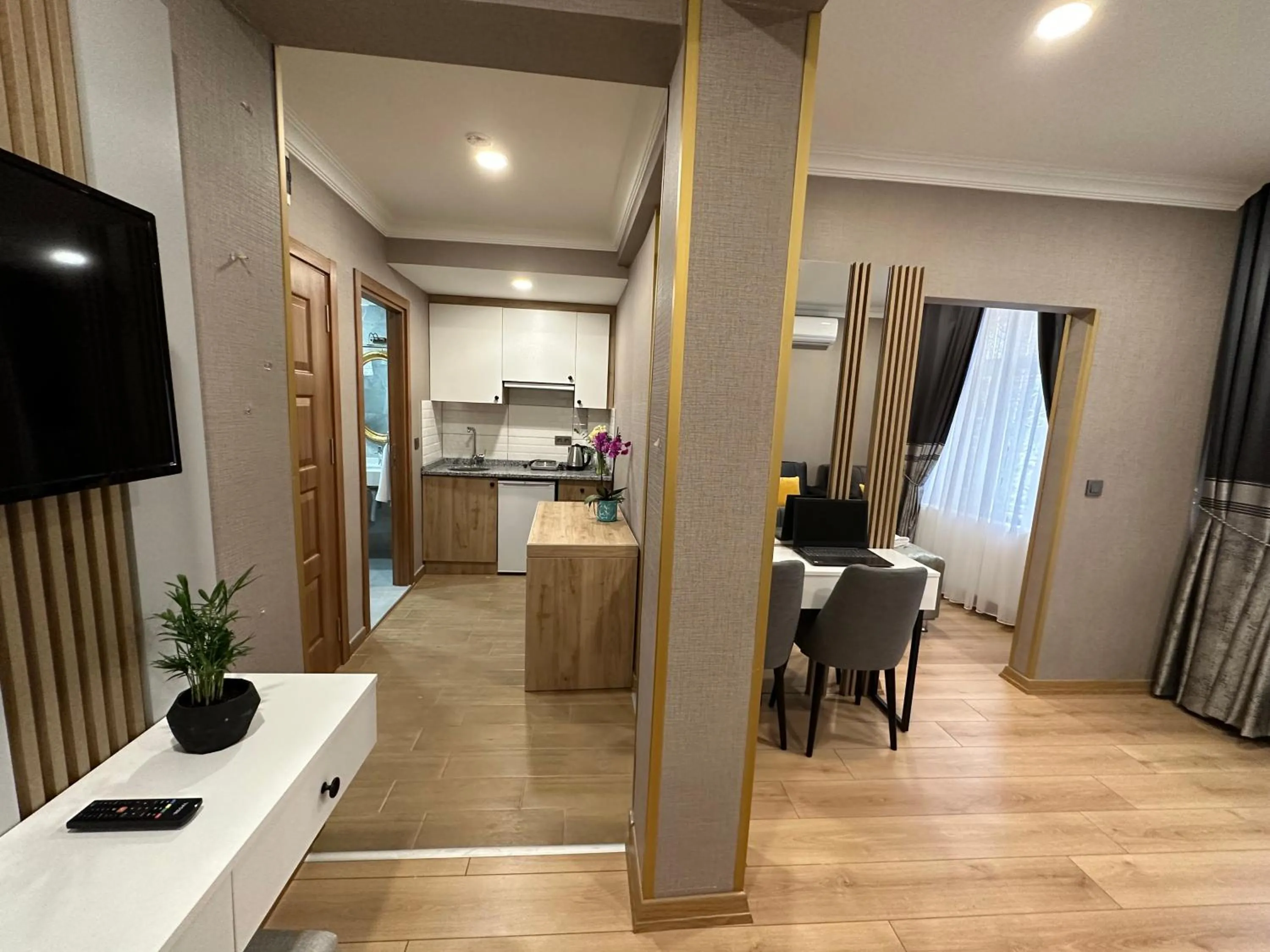 TV and multimedia in H&L Suites