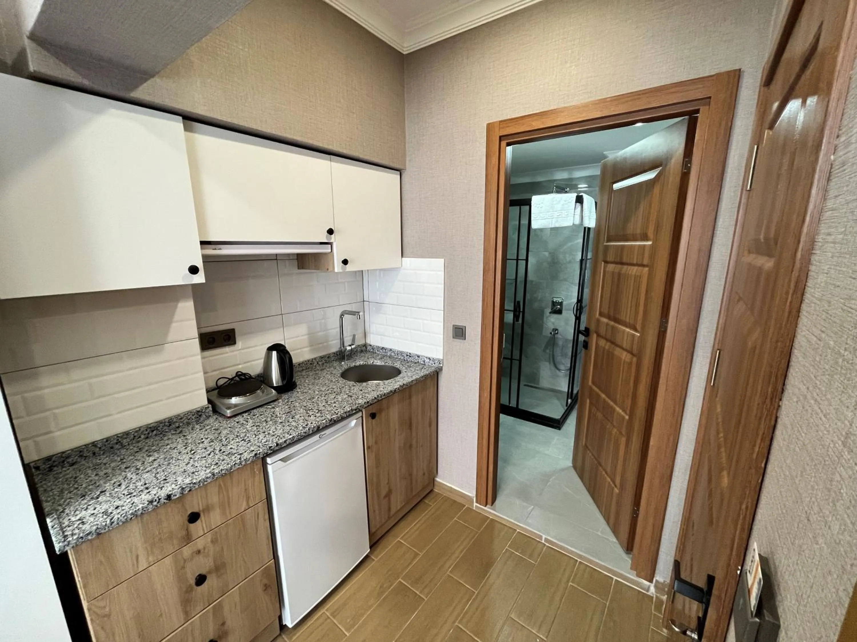 Kitchen or kitchenette in H&L Suites