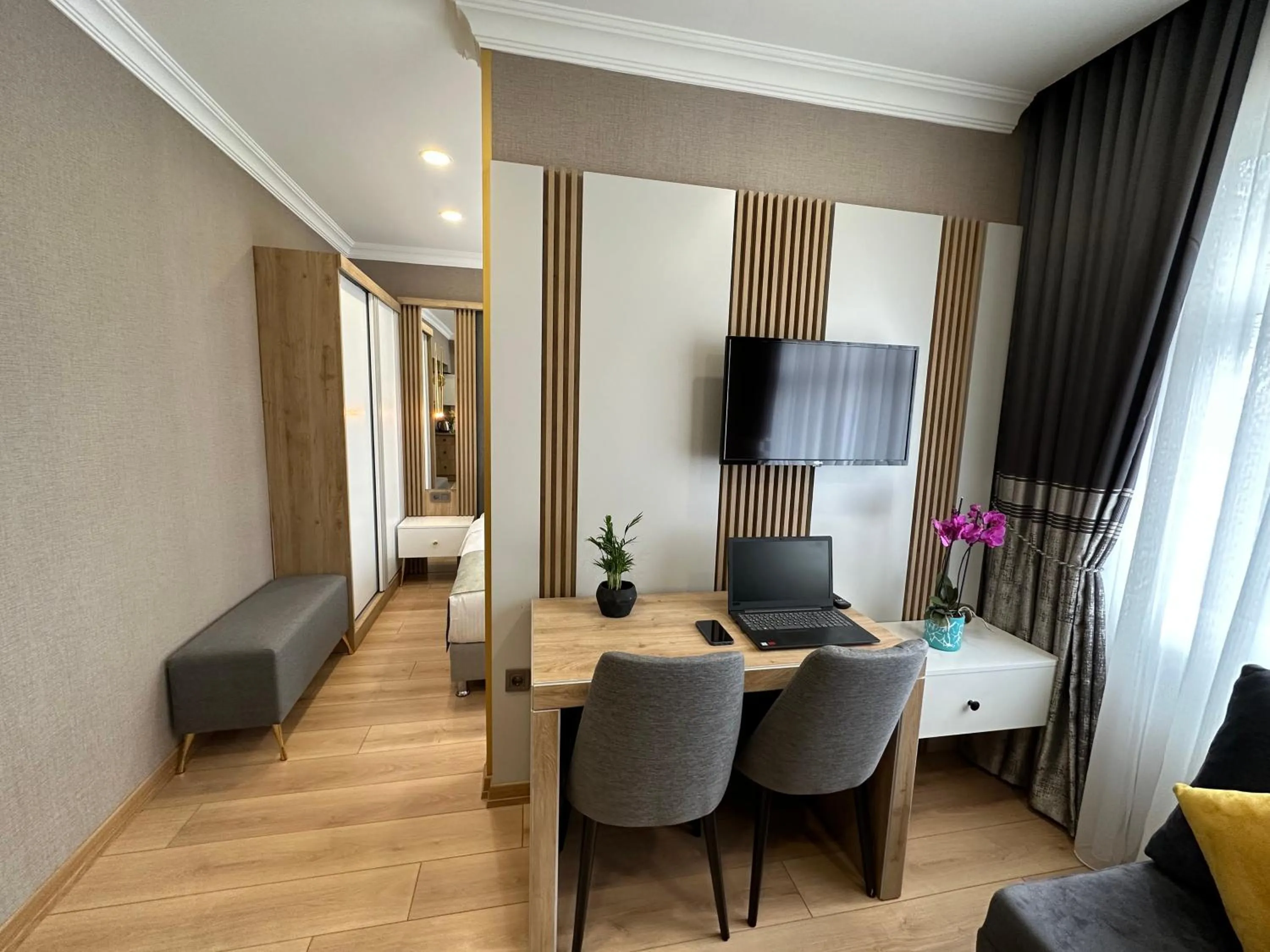 TV and multimedia, Bed in H&L Suites