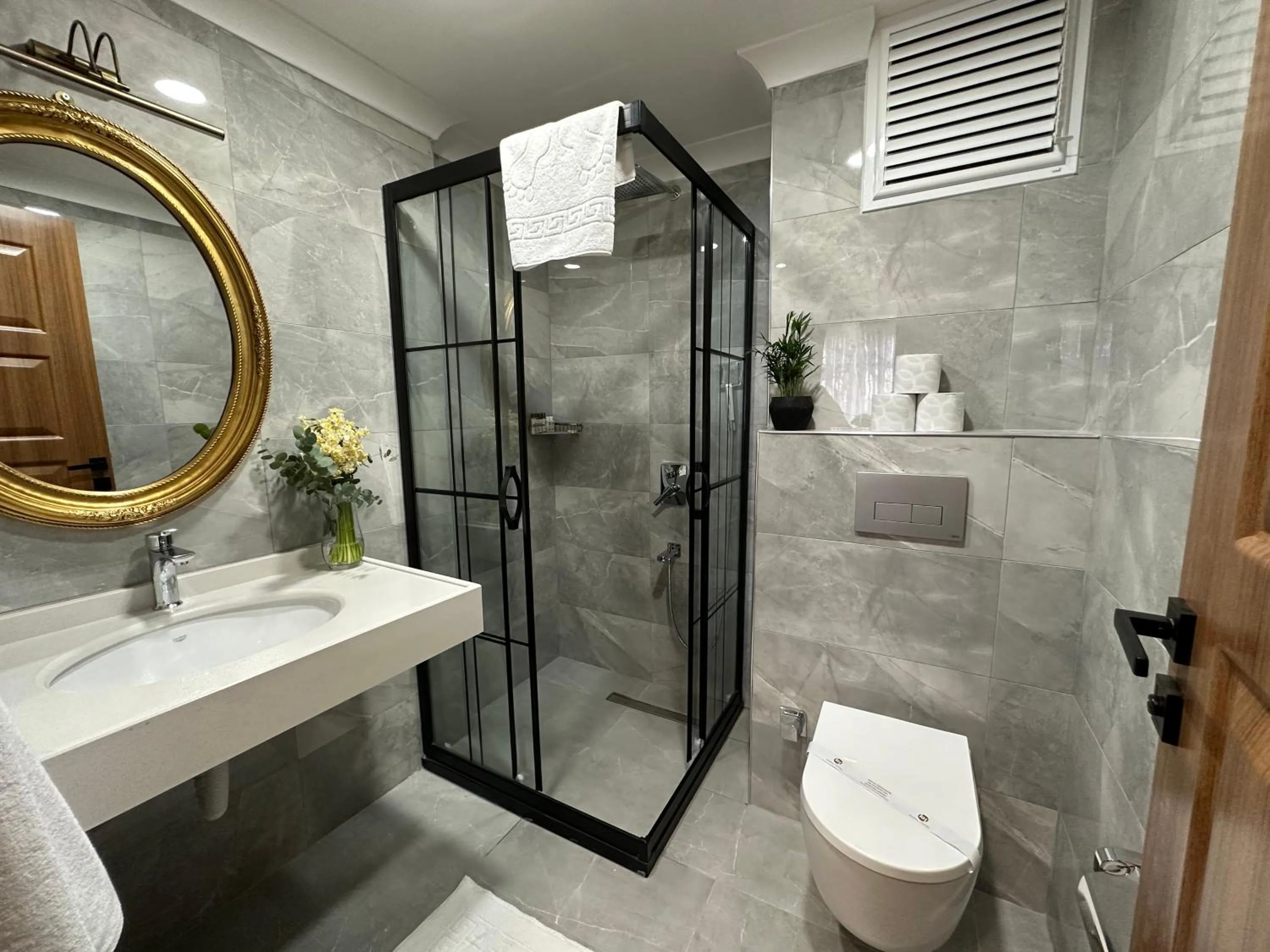 Bathroom in H&L Suites