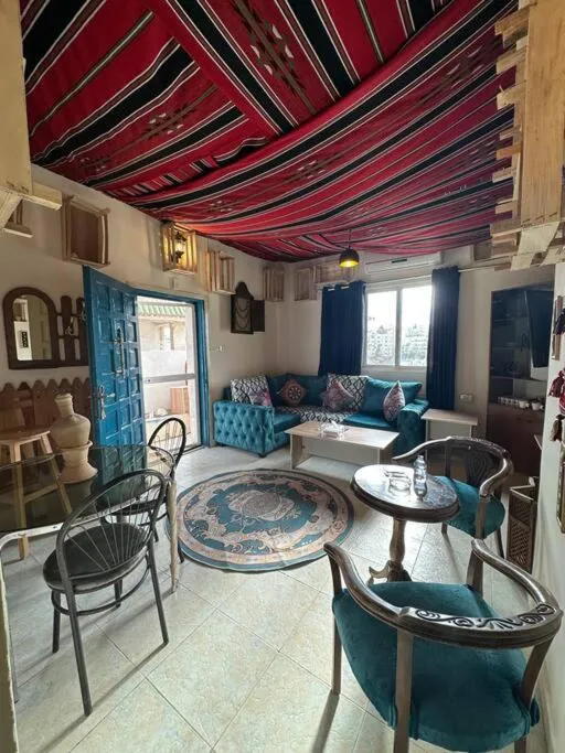 Living room in Antica old apartment al-lwebdeh