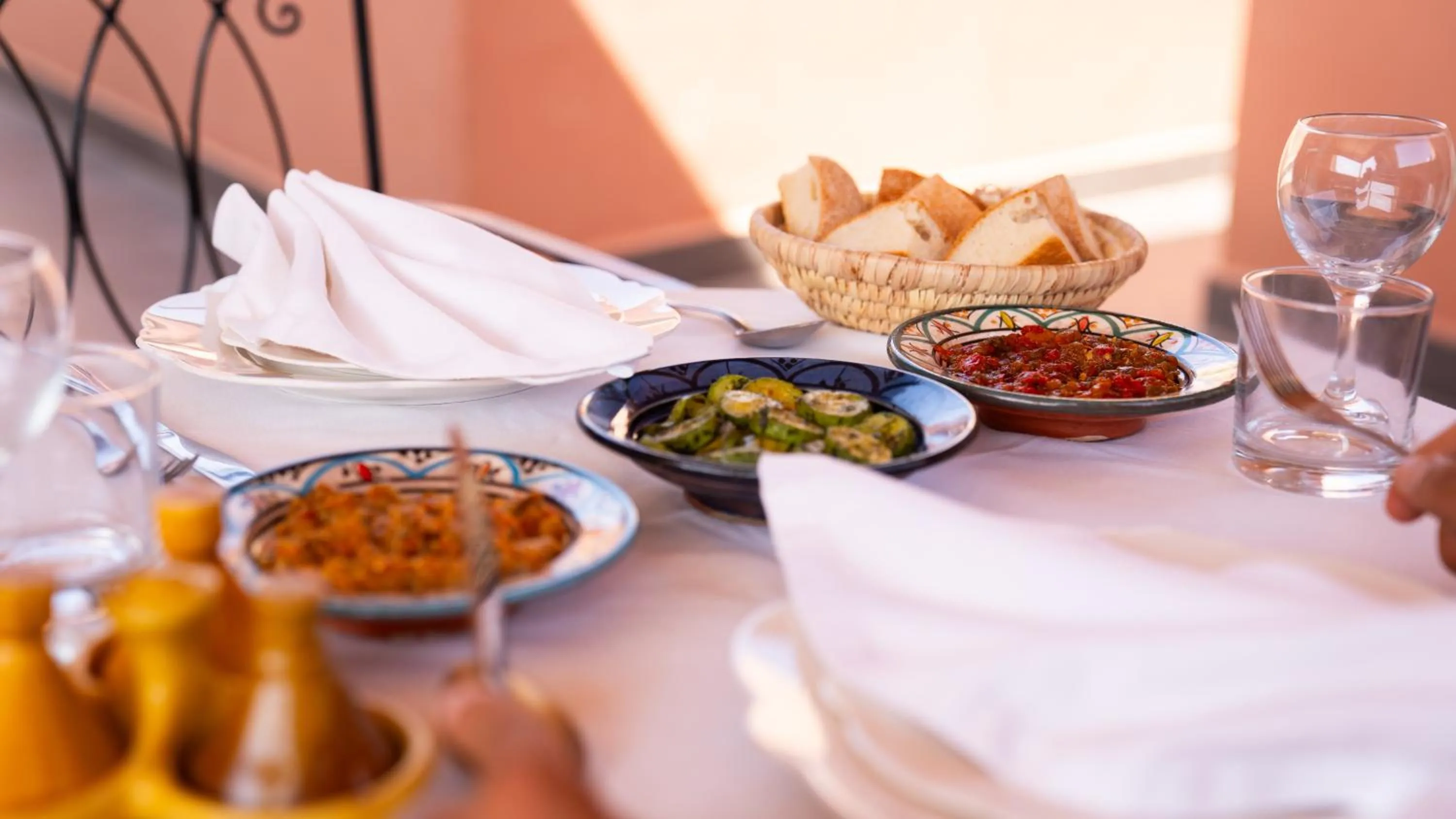 Restaurant/places to eat in Riad Allal