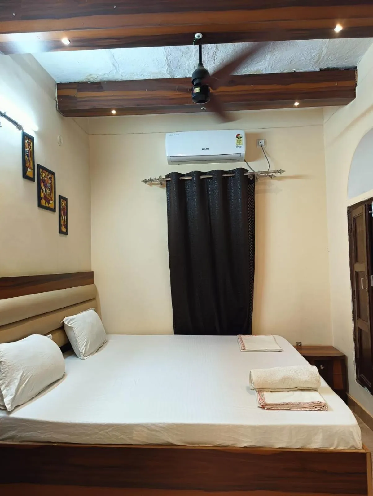 Photo of the whole room, Bed in Foreigners Inn