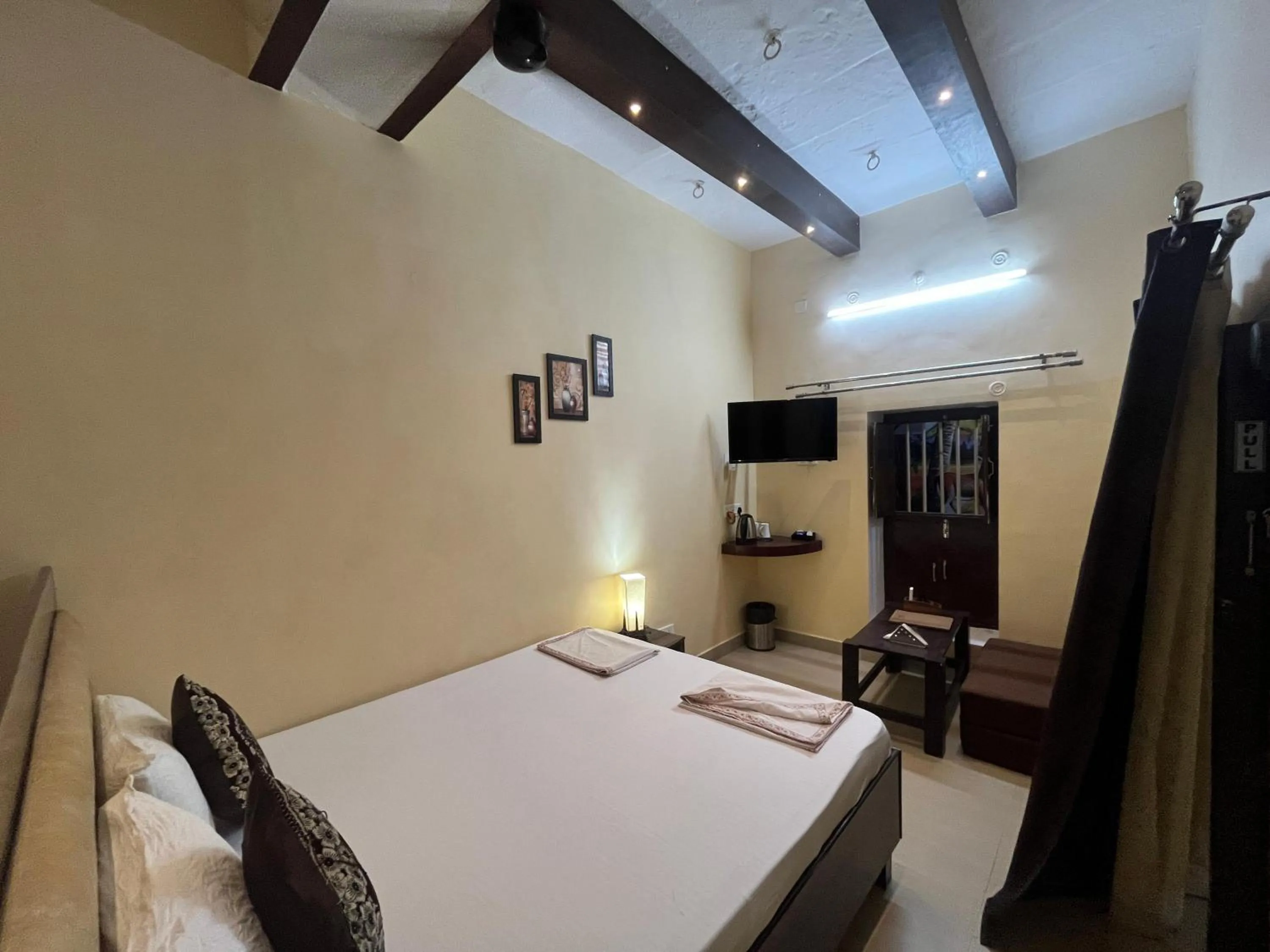 Photo of the whole room, Bed in Foreigners Inn