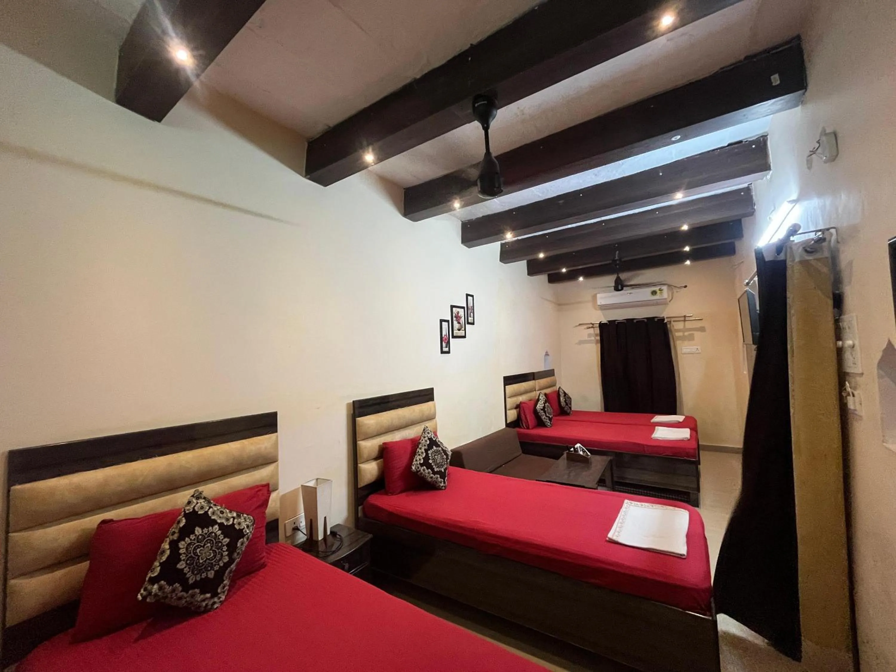 Photo of the whole room, Bed in Foreigners Inn