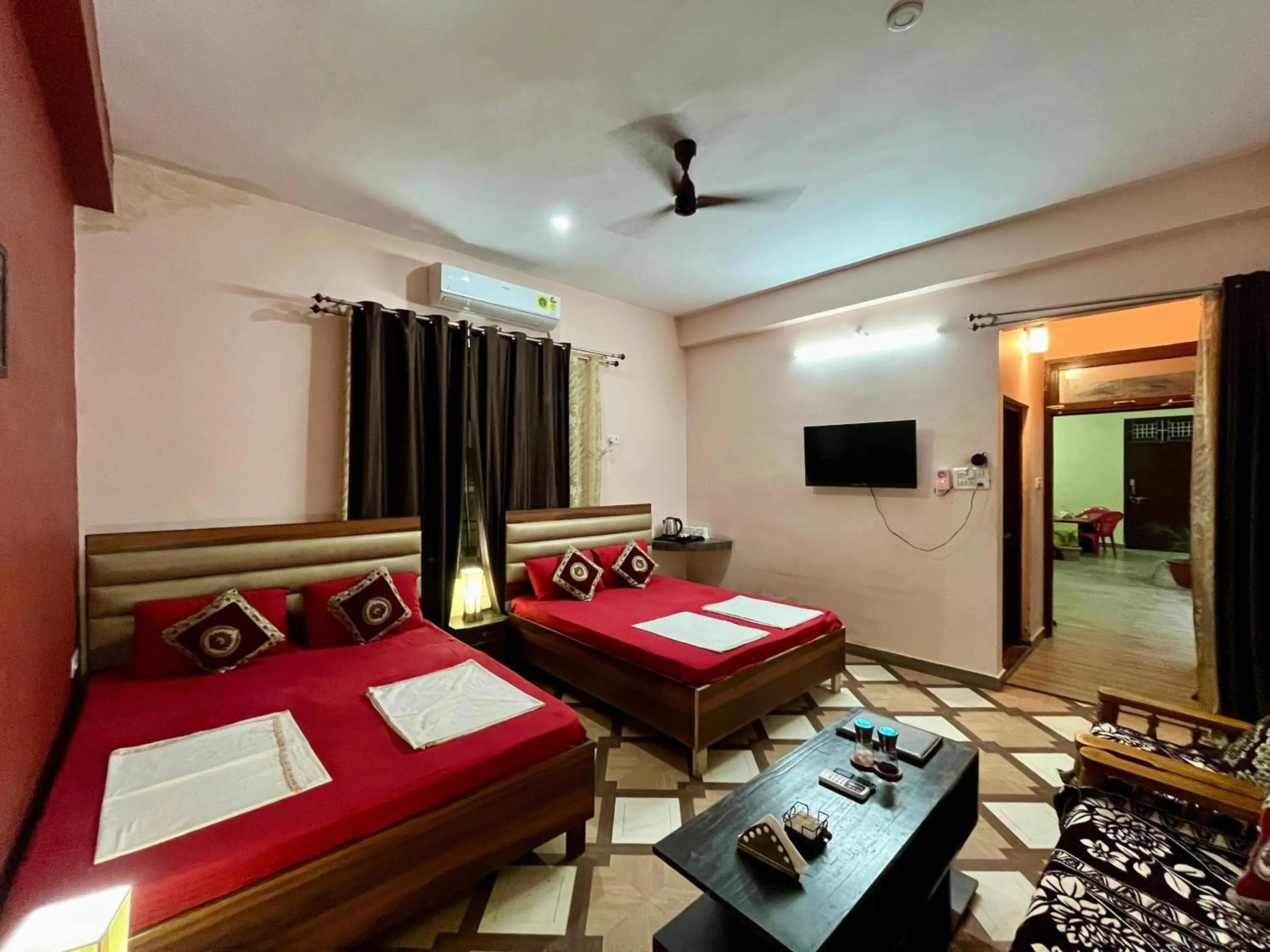 Photo of the whole room, Bed in Foreigners Inn