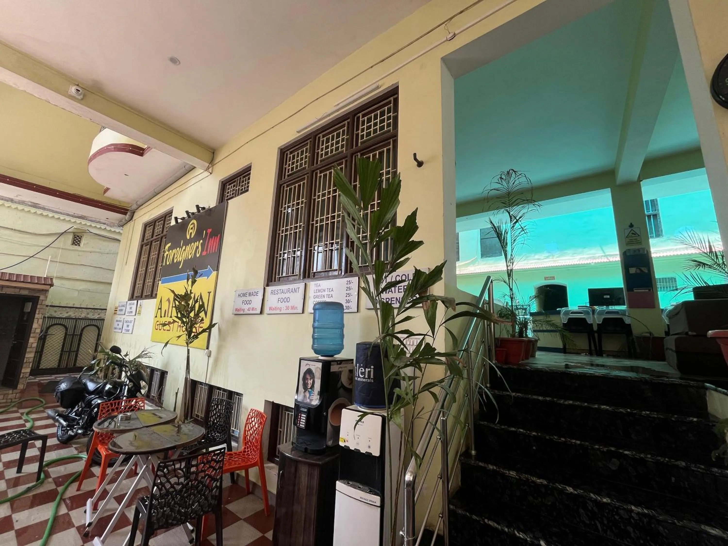 Restaurant/places to eat in Foreigners Inn