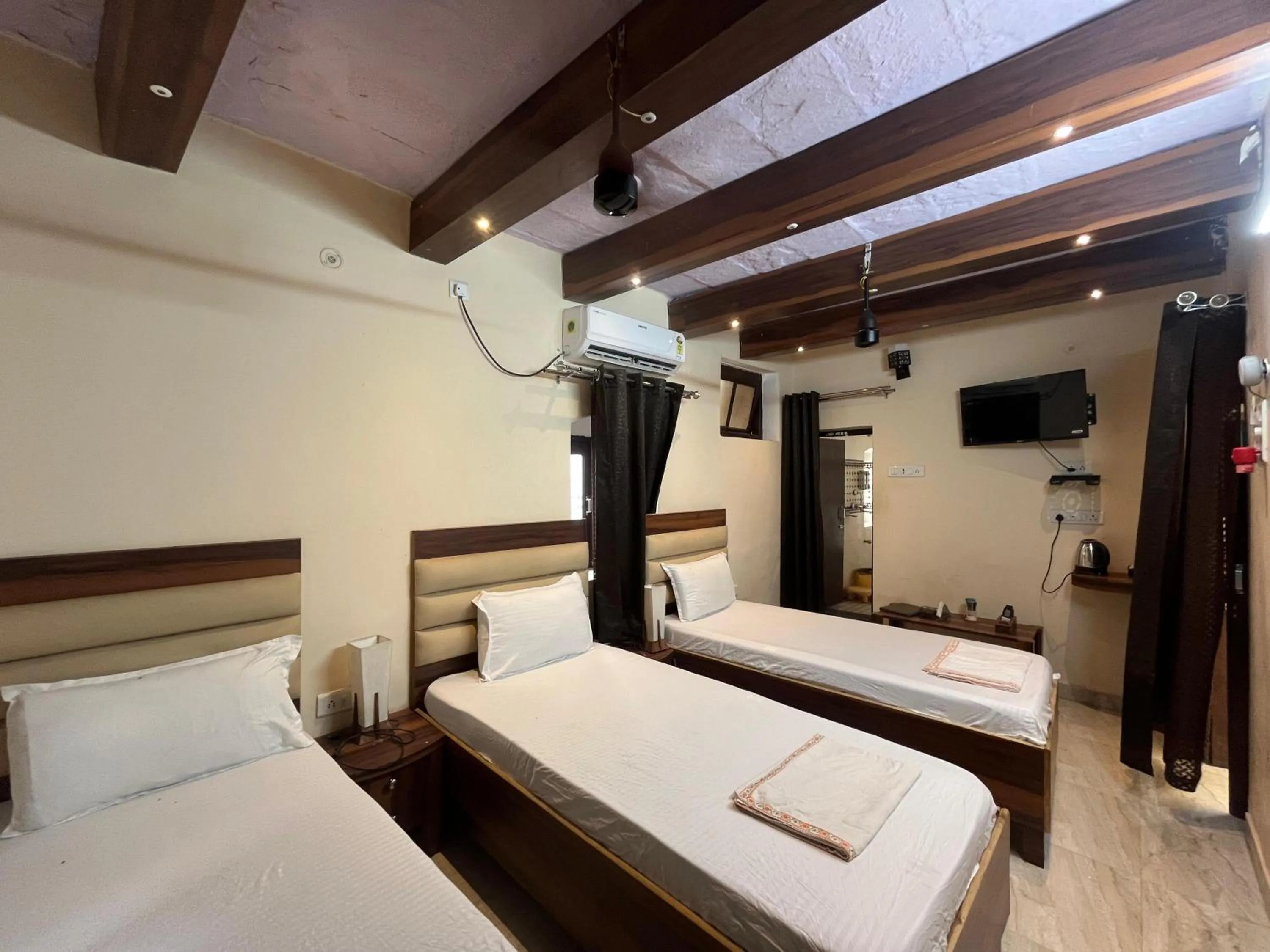 Photo of the whole room, Bed in Foreigners Inn