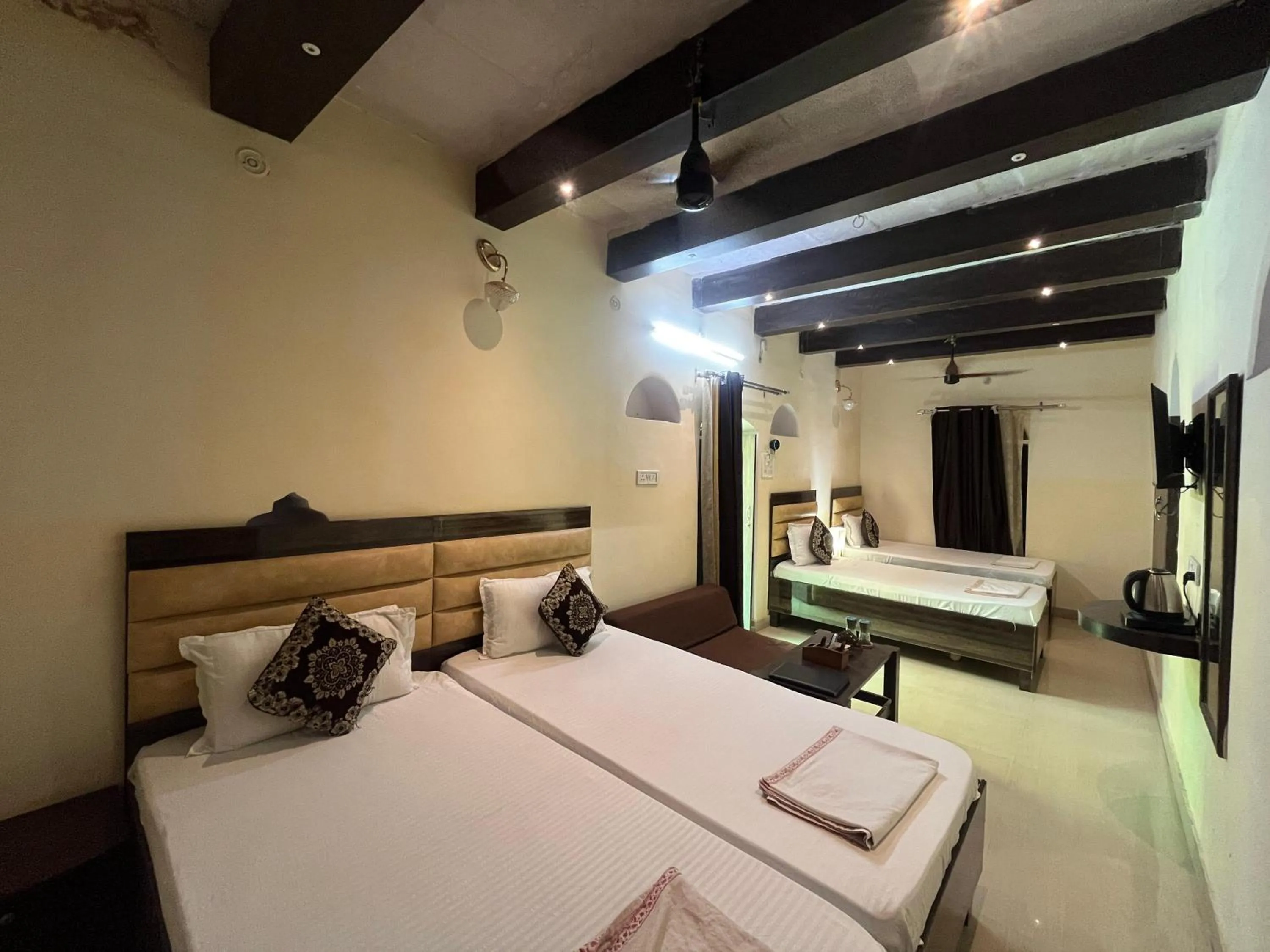 Photo of the whole room, Bed in Foreigners Inn