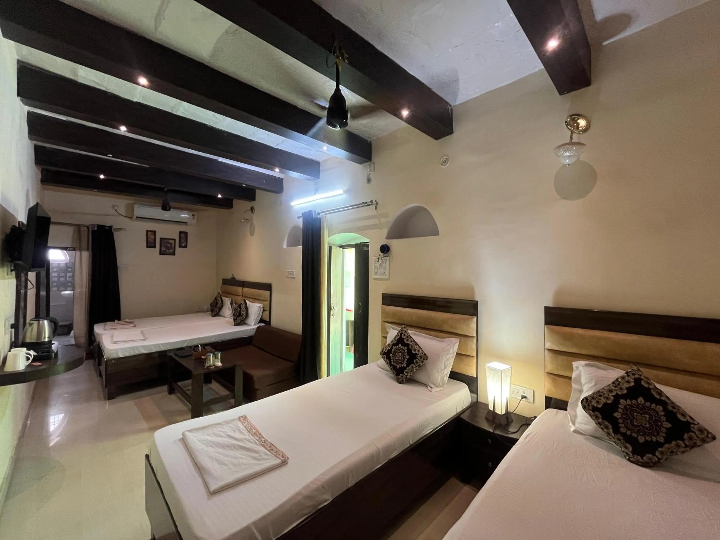 Photo of the whole room, Bed in Foreigners Inn