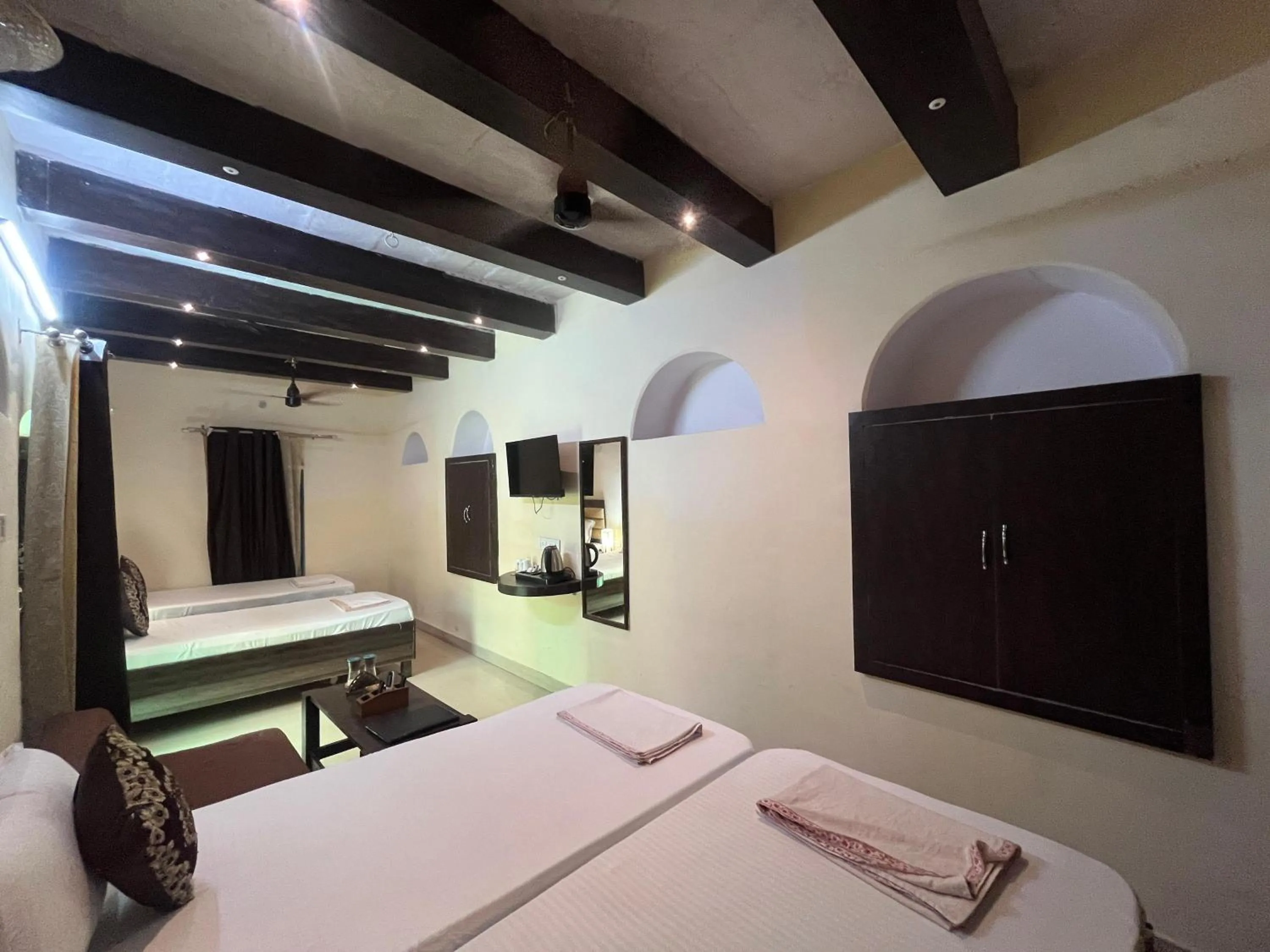 Photo of the whole room, Bed in Foreigners Inn