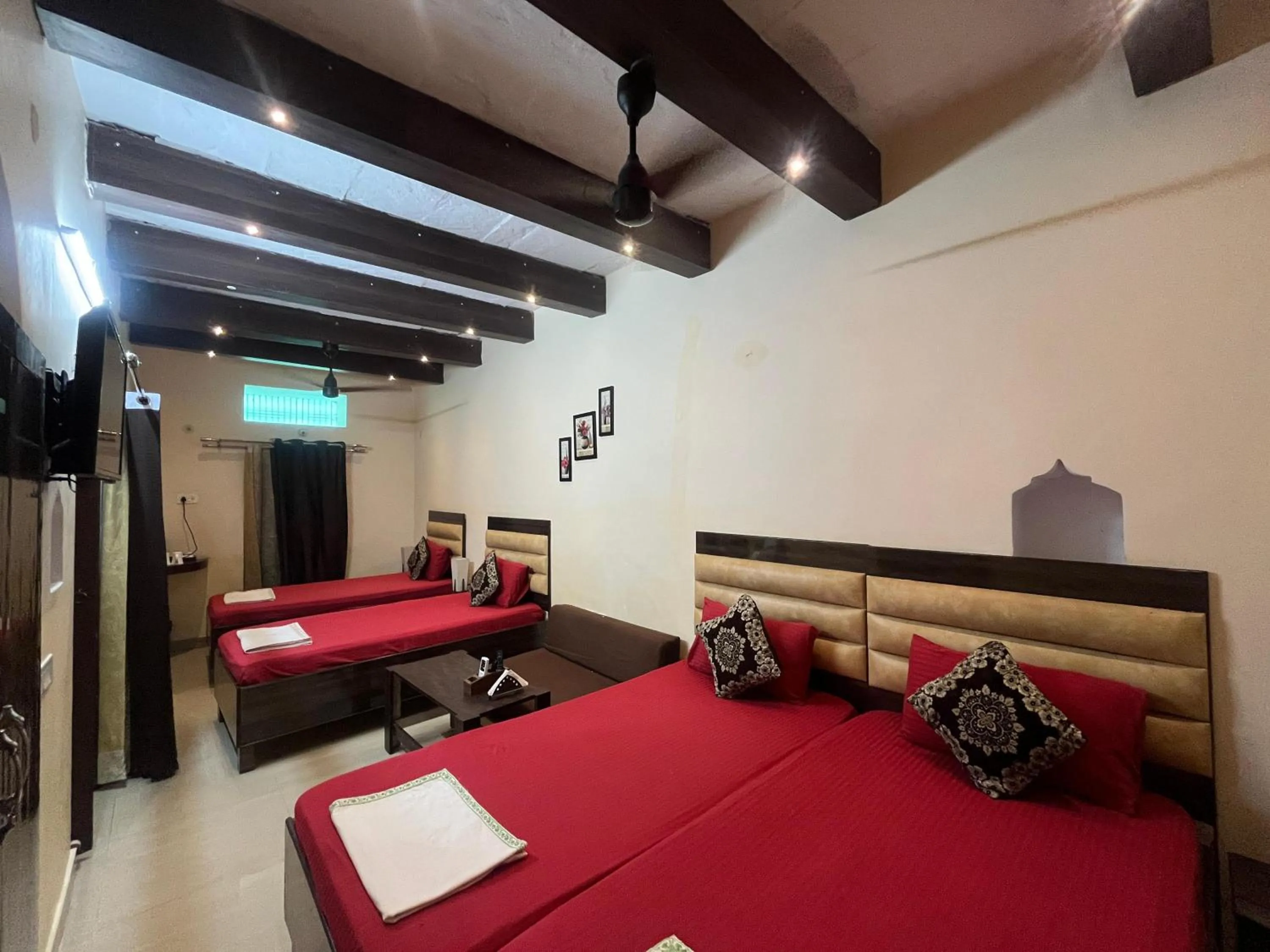 Photo of the whole room, Bed in Foreigners Inn