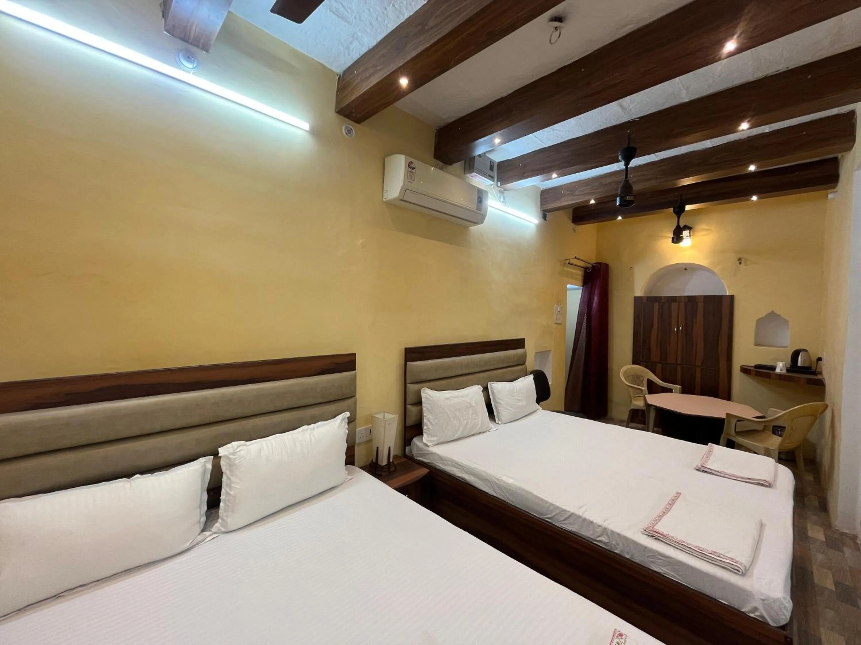 Photo of the whole room, Bed in Foreigners Inn