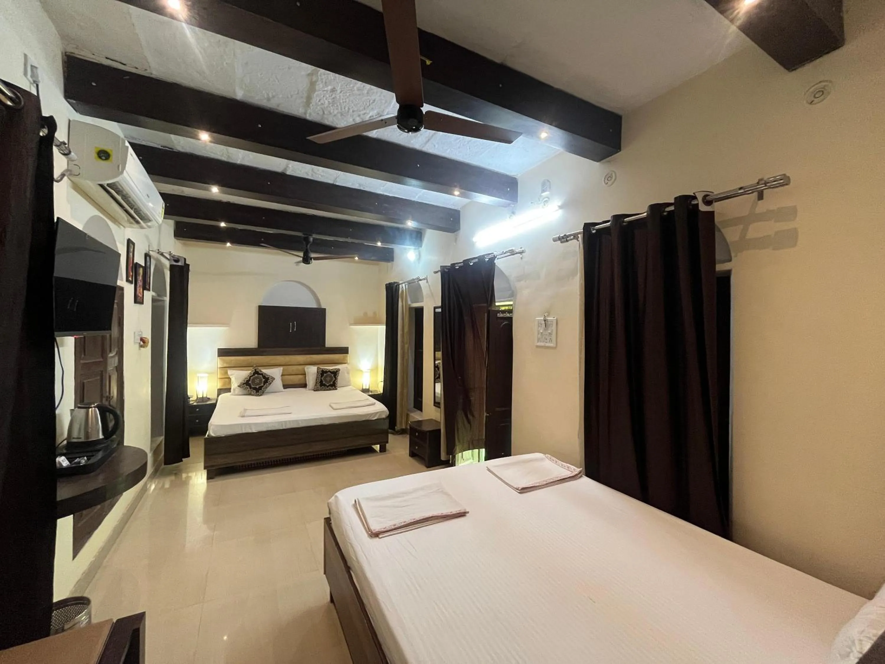 Photo of the whole room, Bed in Foreigners Inn