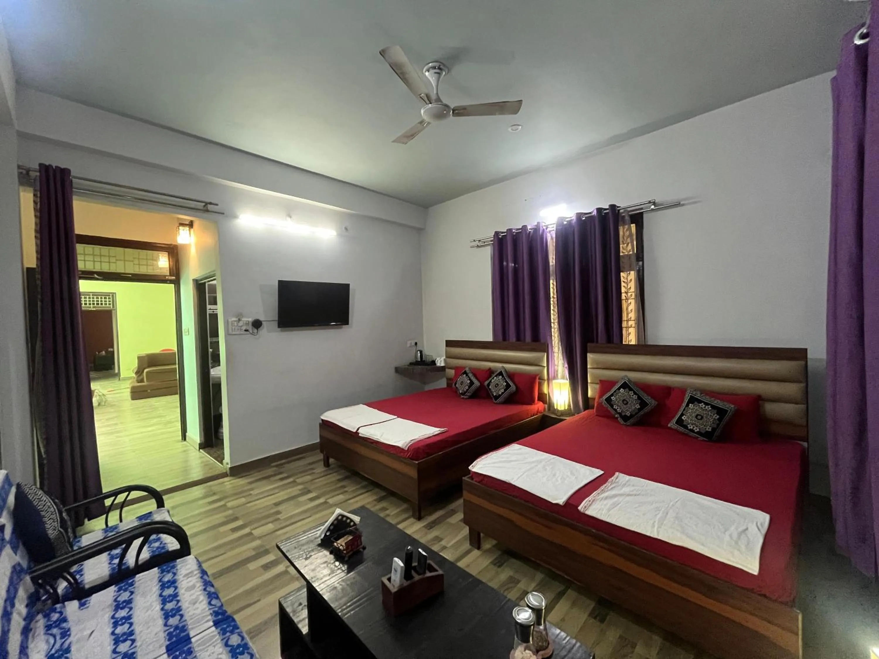 Photo of the whole room, Bed in Foreigners Inn