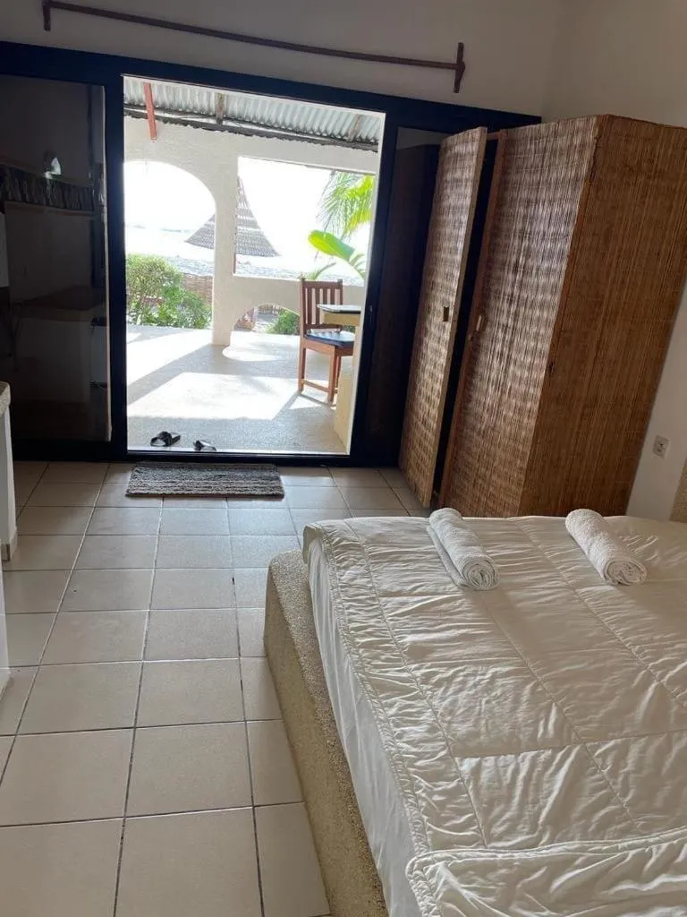 Bed in HOTEL DU BAR DE LA MER CAP SKIRRiNG