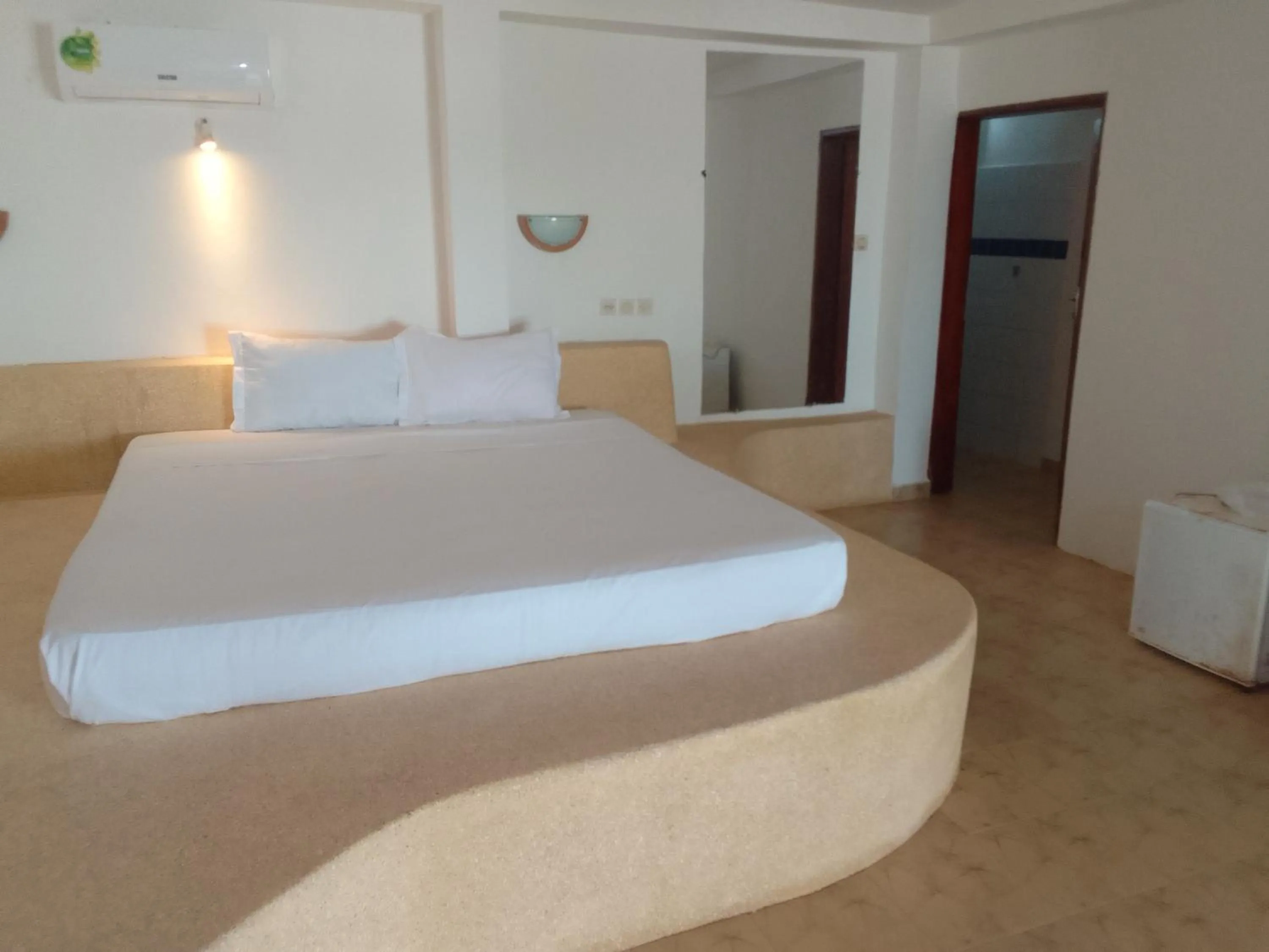 Bed in HOTEL DU BAR DE LA MER CAP SKIRRiNG