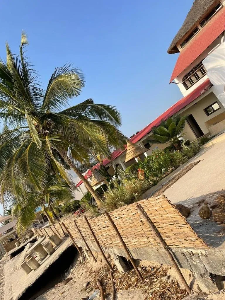 Property building in HOTEL DU BAR DE LA MER CAP SKIRRiNG