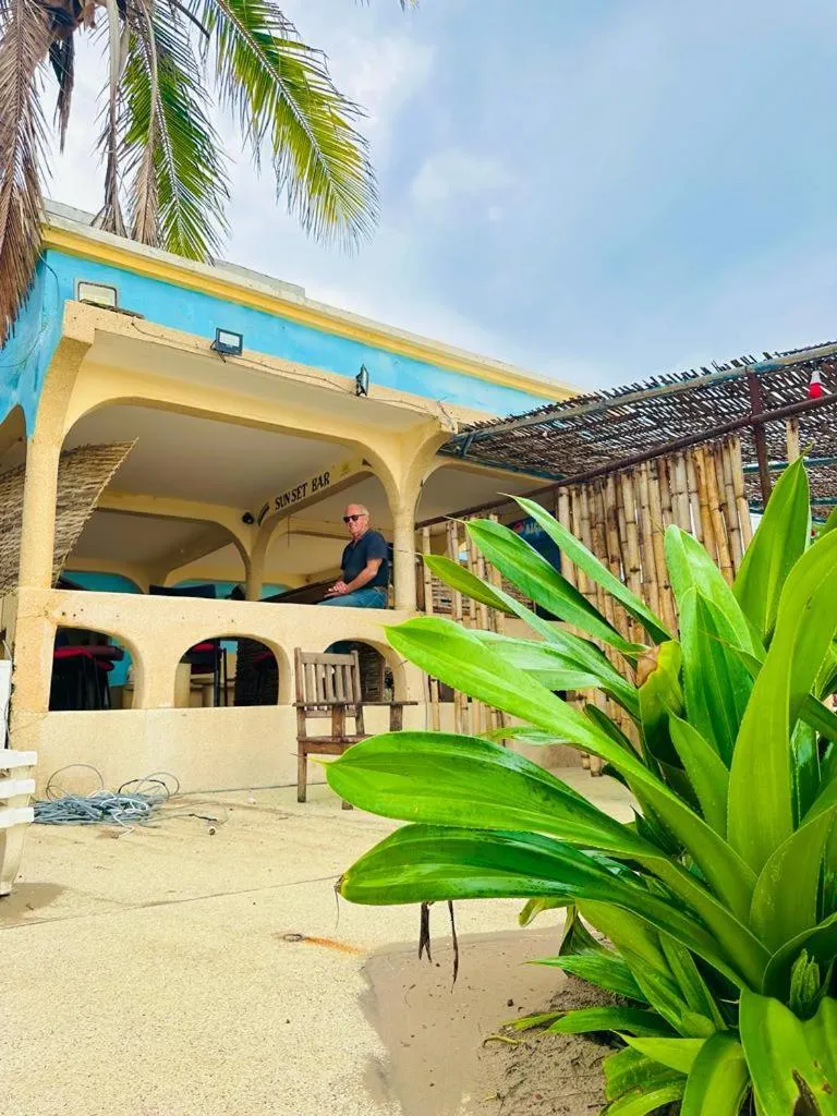 Patio in HOTEL DU BAR DE LA MER CAP SKIRRiNG