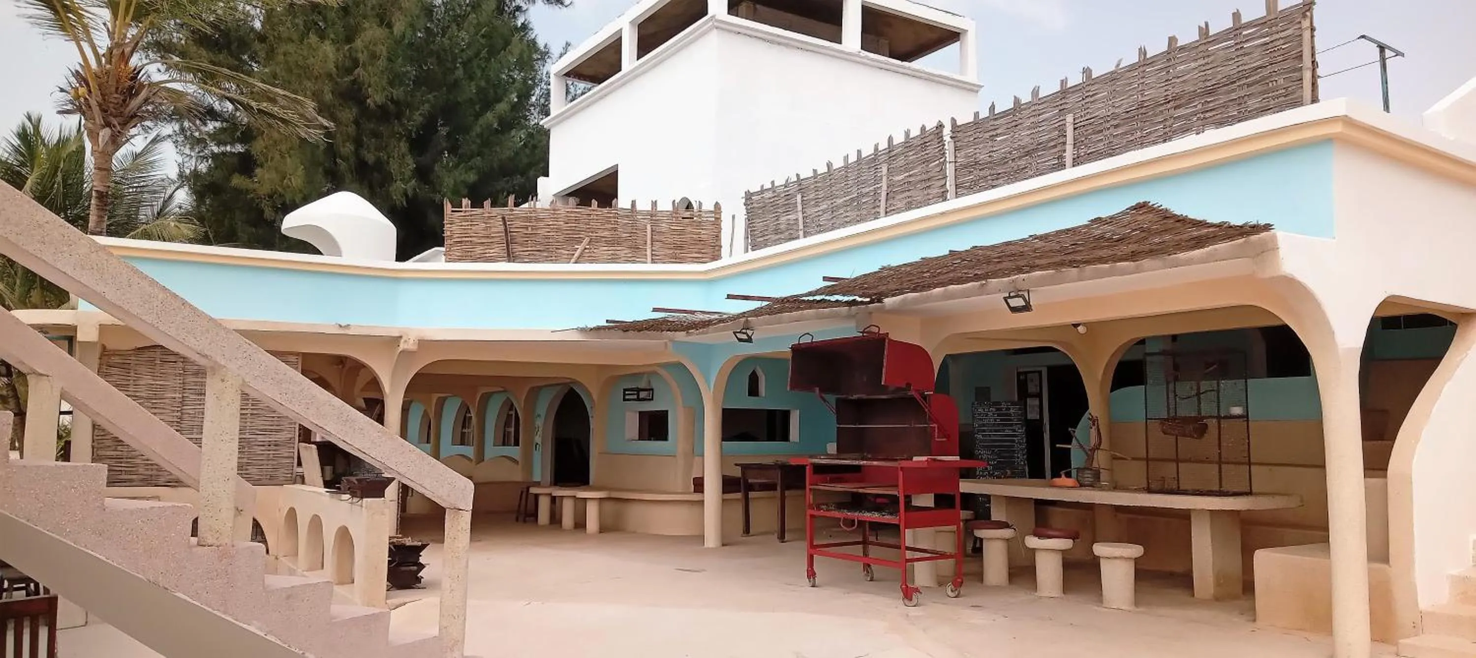 Property building in HOTEL DU BAR DE LA MER CAP SKIRRiNG