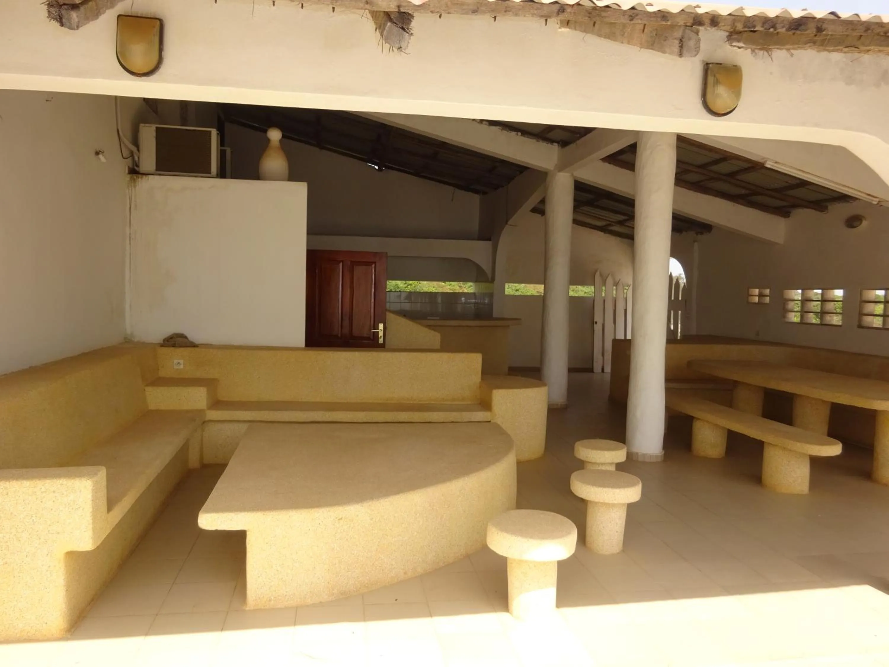 Patio in HOTEL DU BAR DE LA MER CAP SKIRRiNG