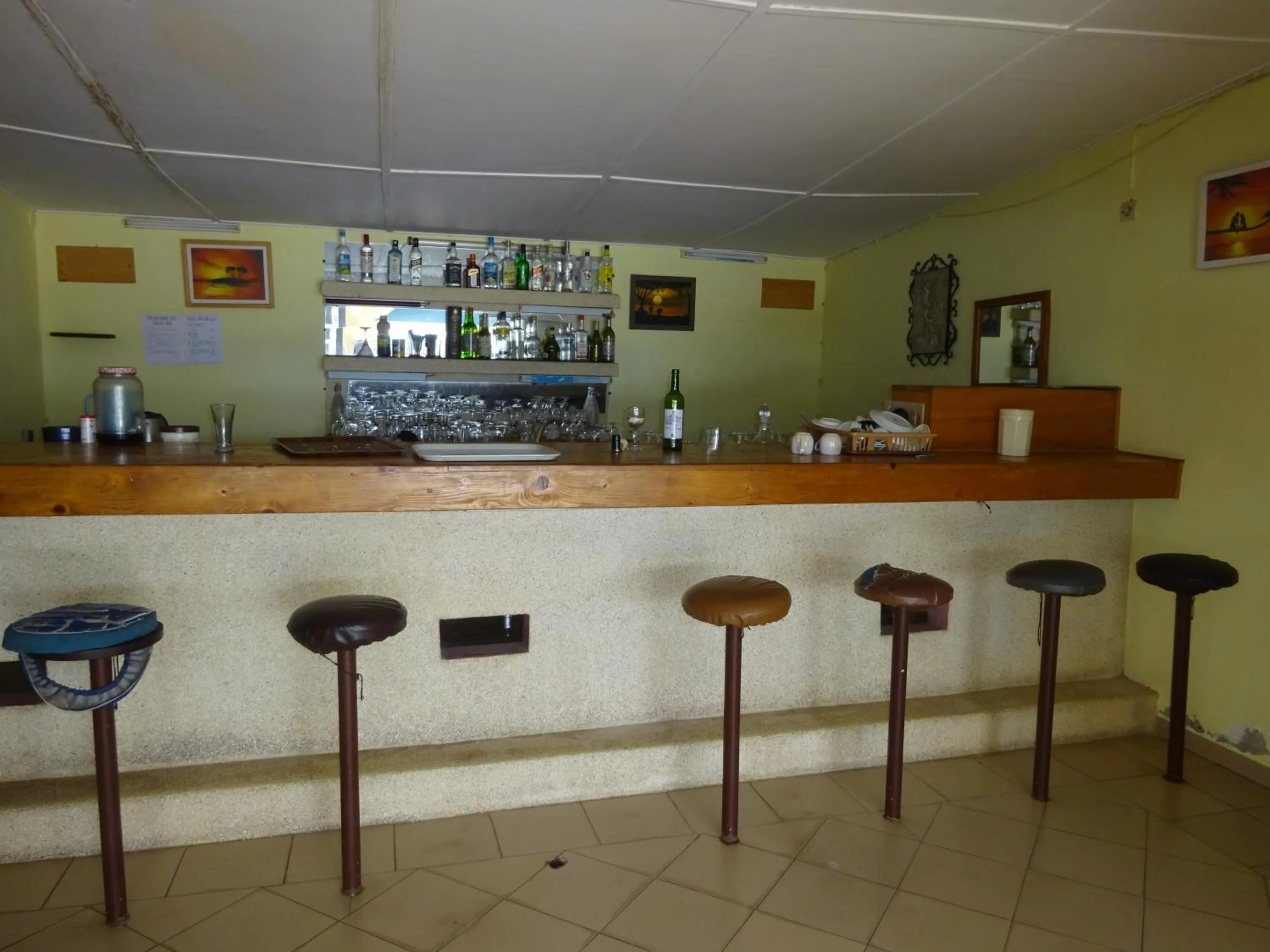 Lounge or bar in HOTEL DU BAR DE LA MER CAP SKIRRiNG