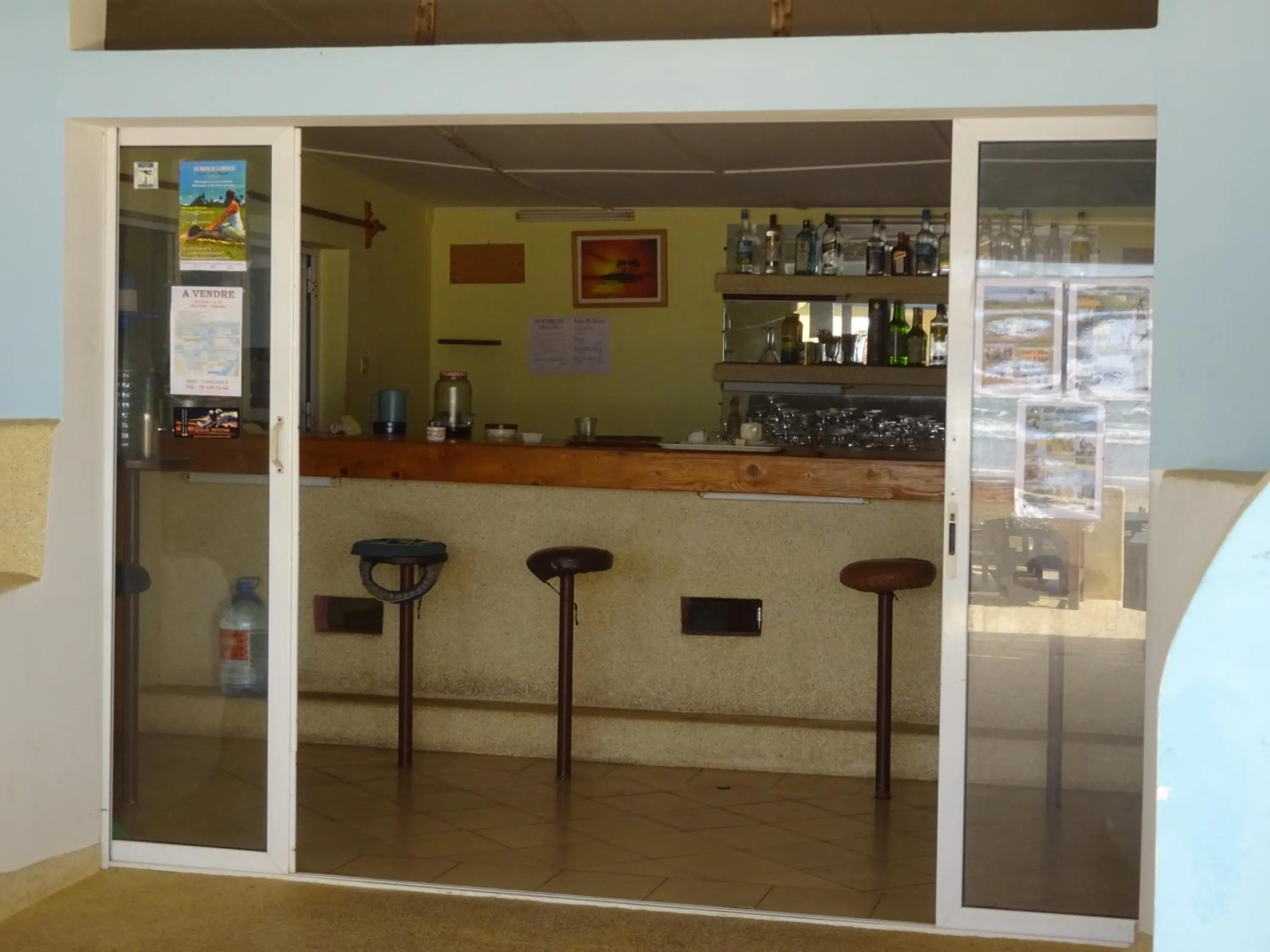 Lounge or bar in HOTEL DU BAR DE LA MER CAP SKIRRiNG