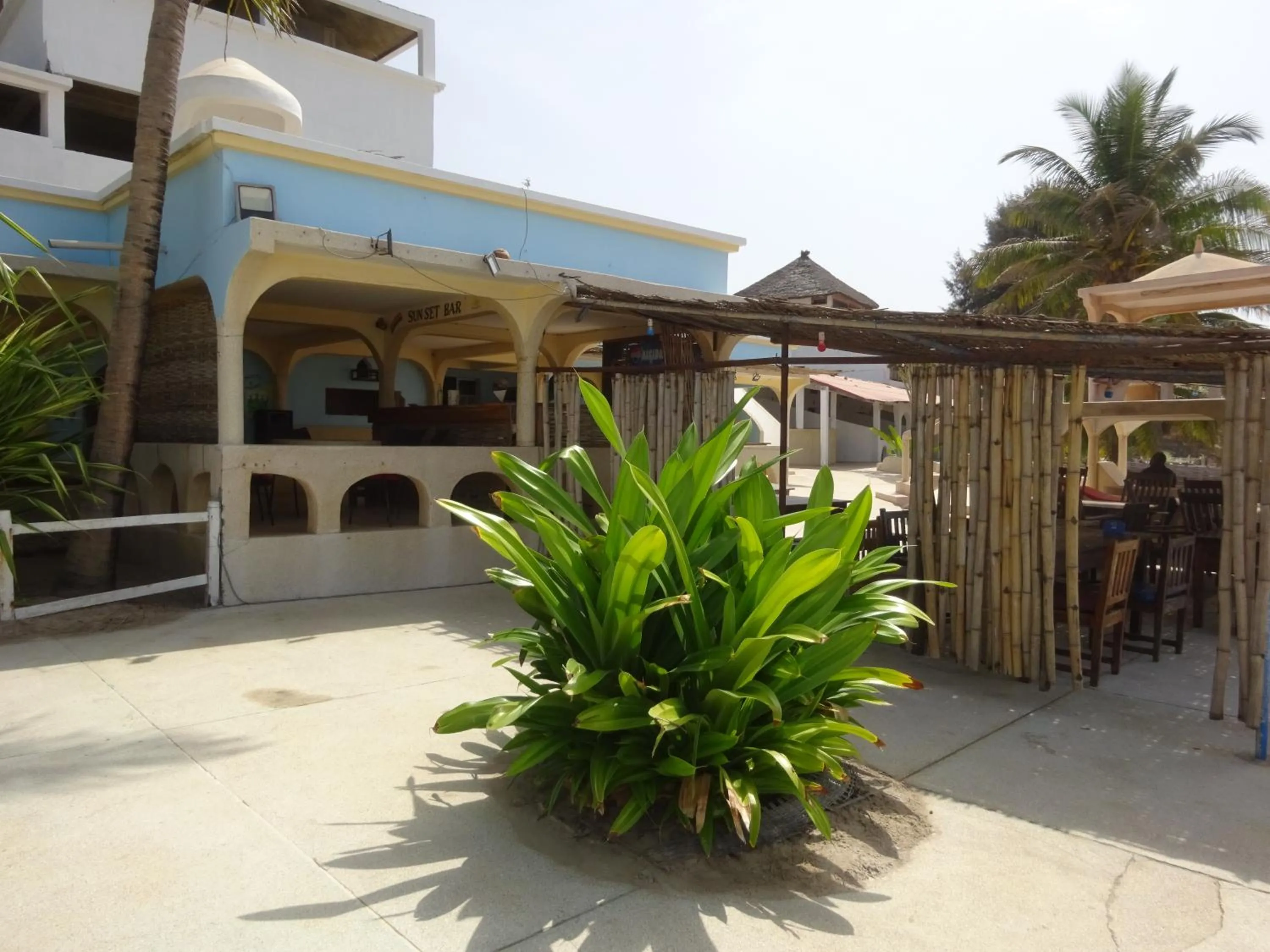 Patio in HOTEL DU BAR DE LA MER CAP SKIRRiNG
