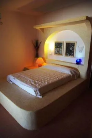 Bed in HOTEL DU BAR DE LA MER CAP SKIRRiNG